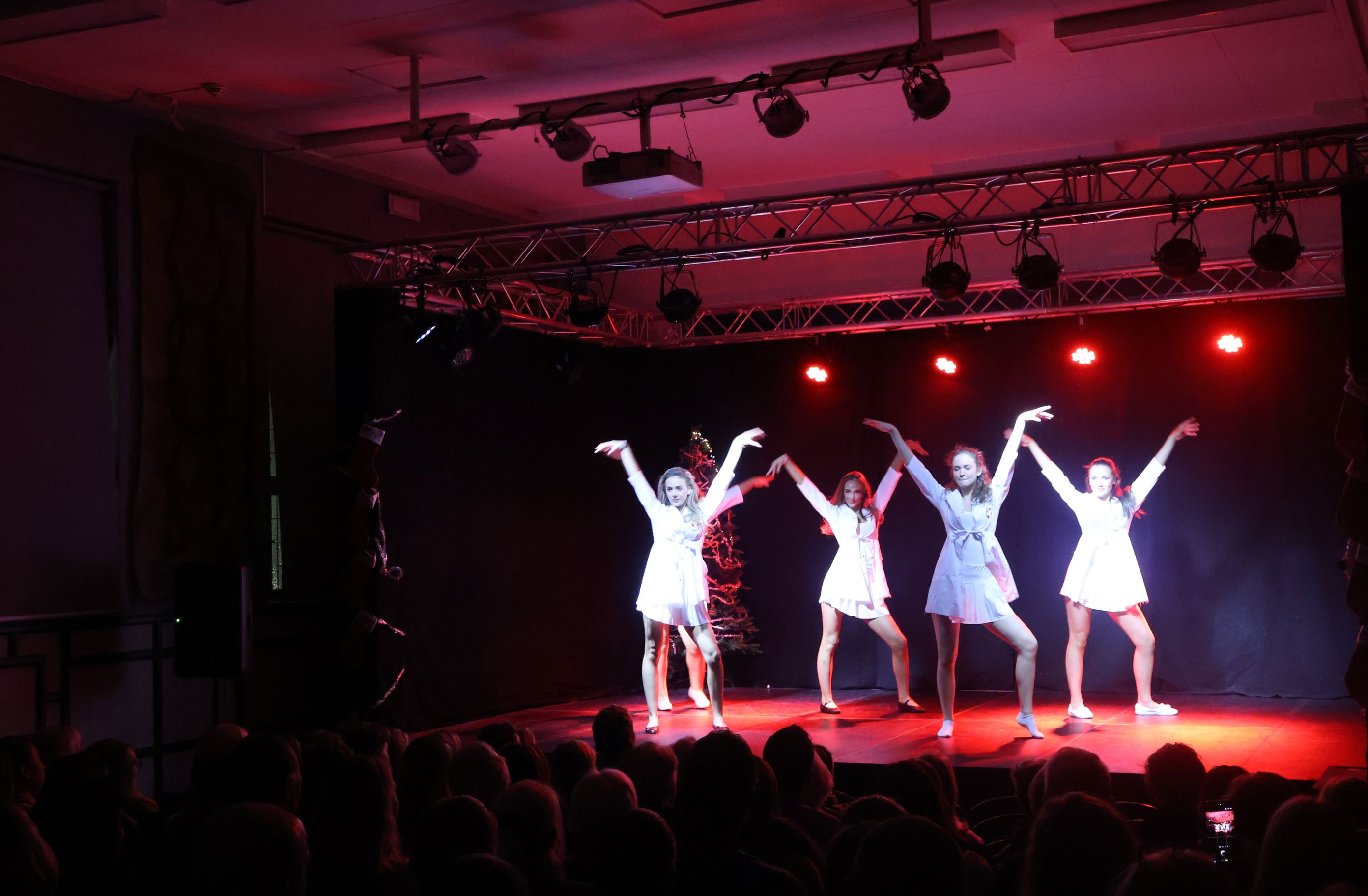 en gruppe mennesker på en scene