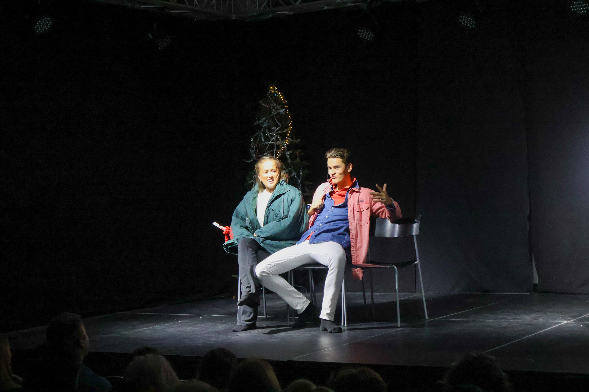 En person og en person som sitter på stoler