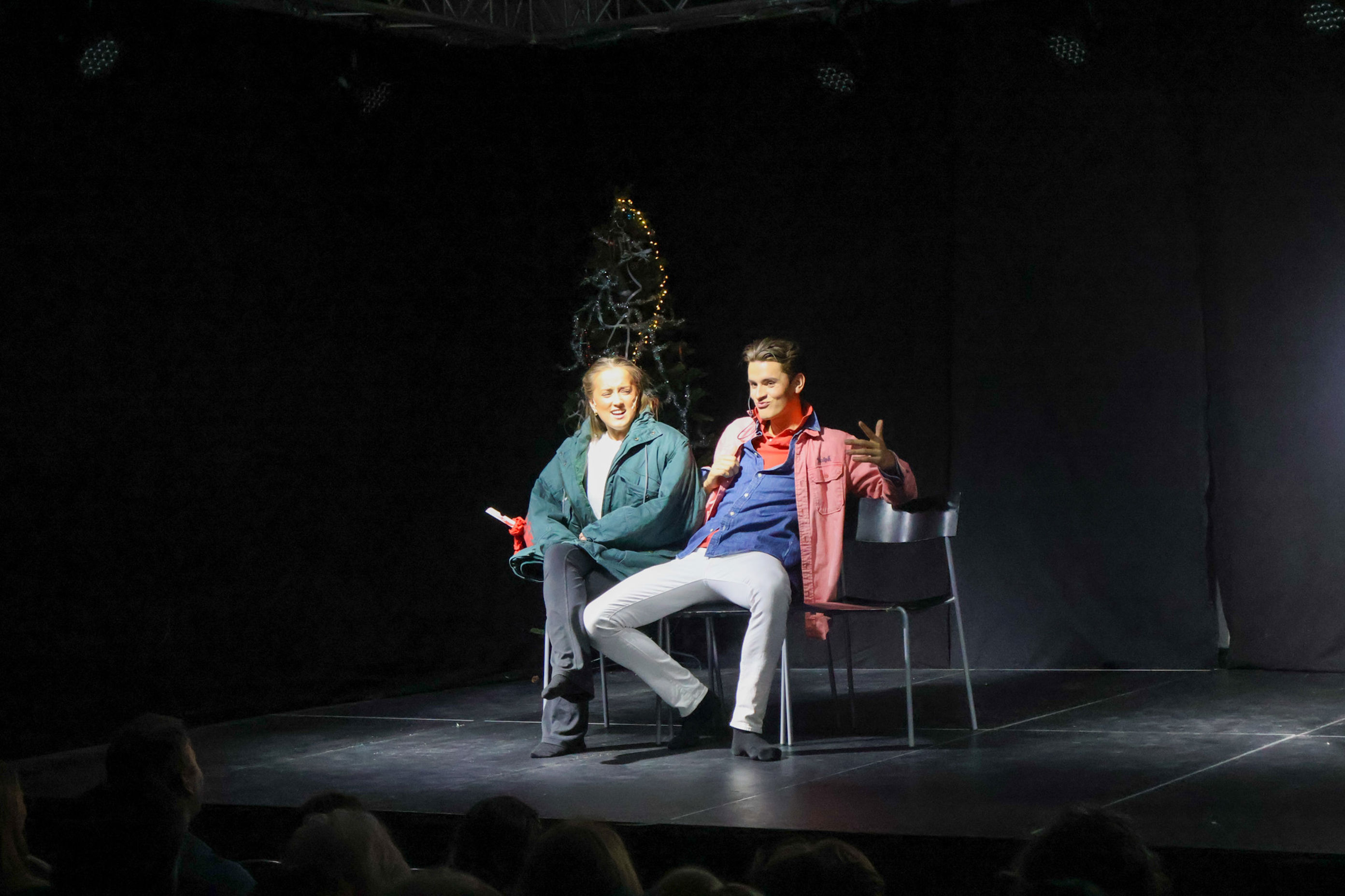 En person og en person som sitter på stoler