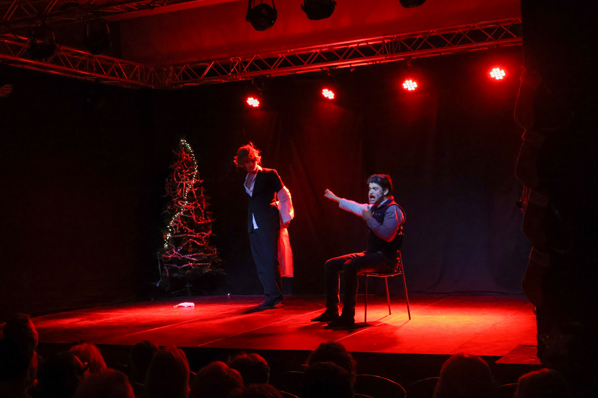 En person og en person på en scene