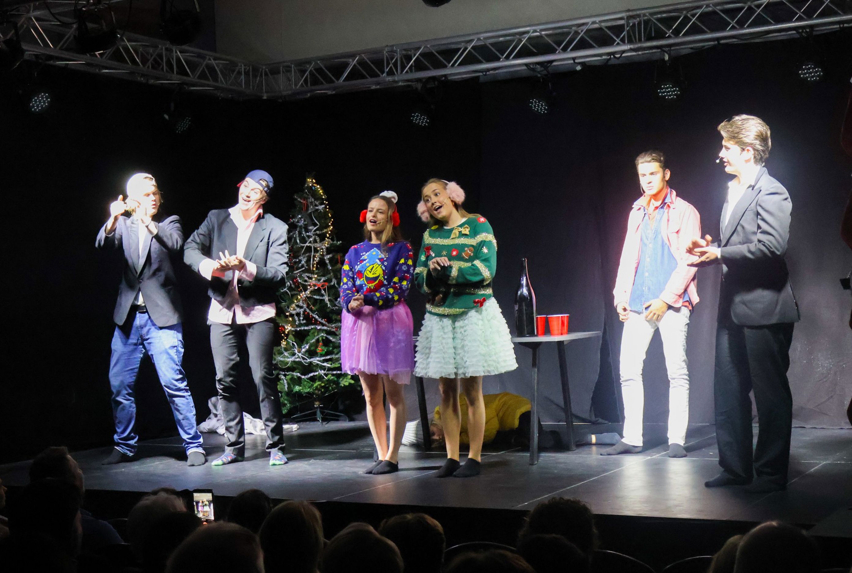 en gruppe mennesker på en scene