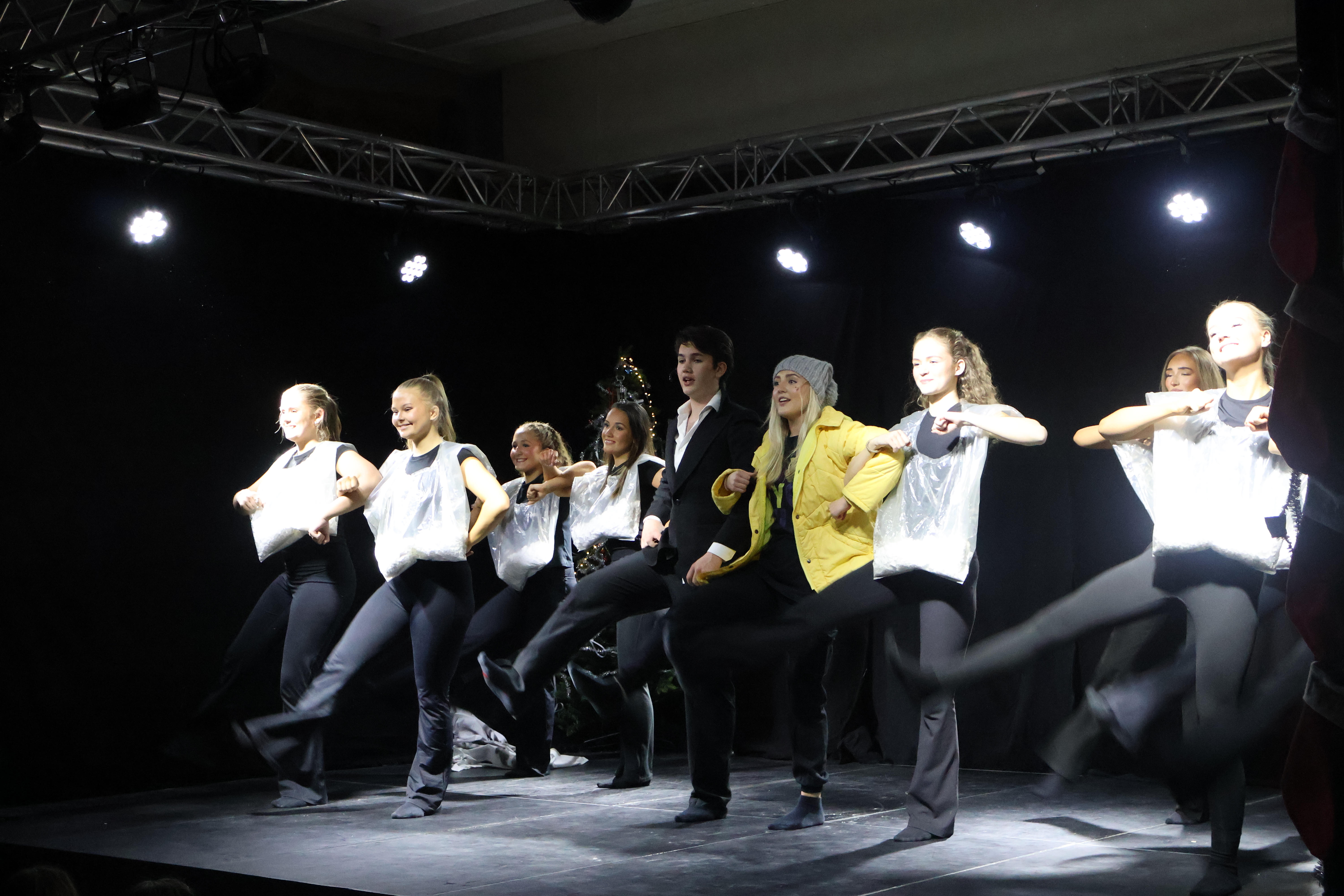 en gruppe mennesker på en scene