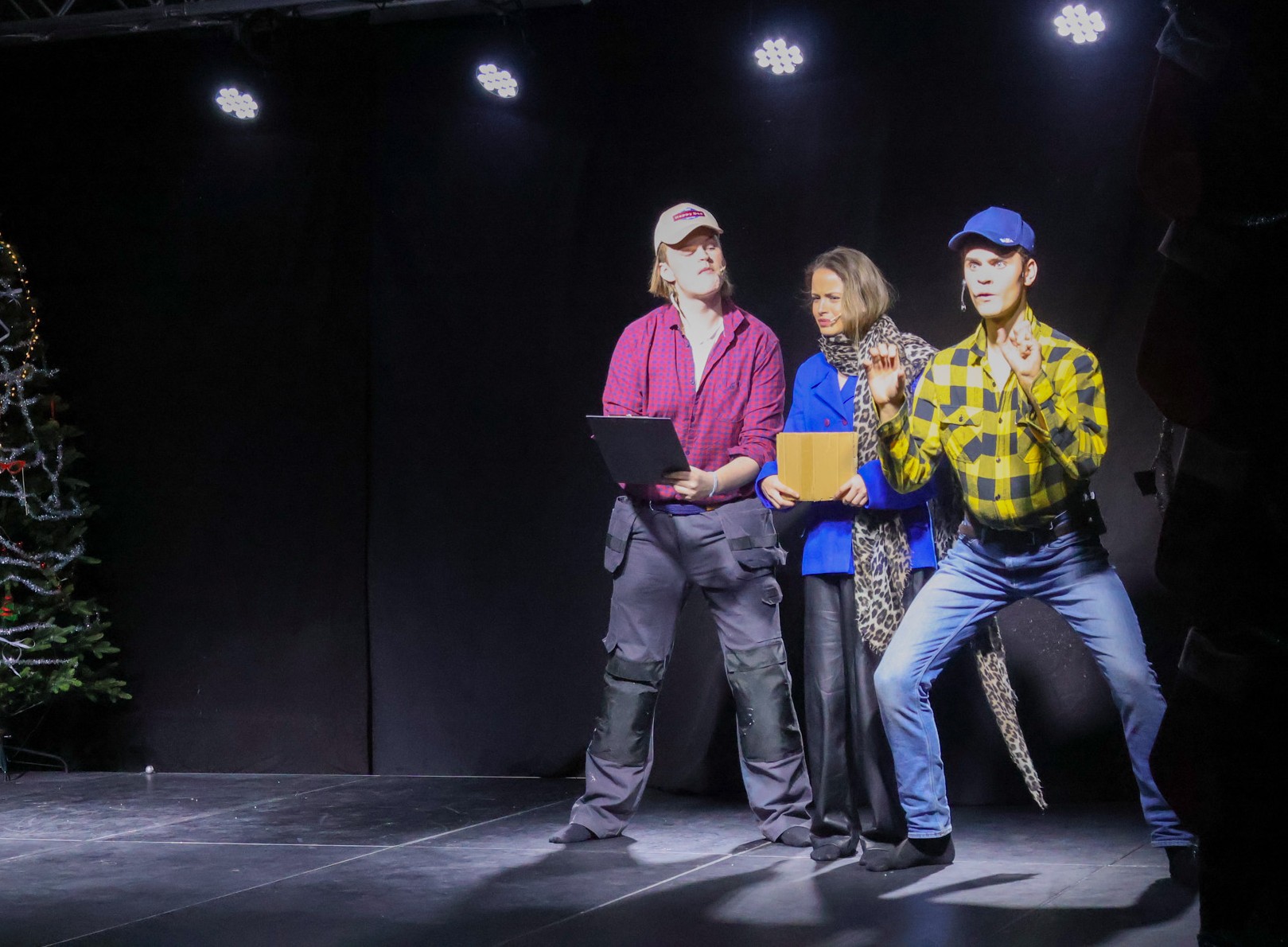 en gruppe mennesker på en scene