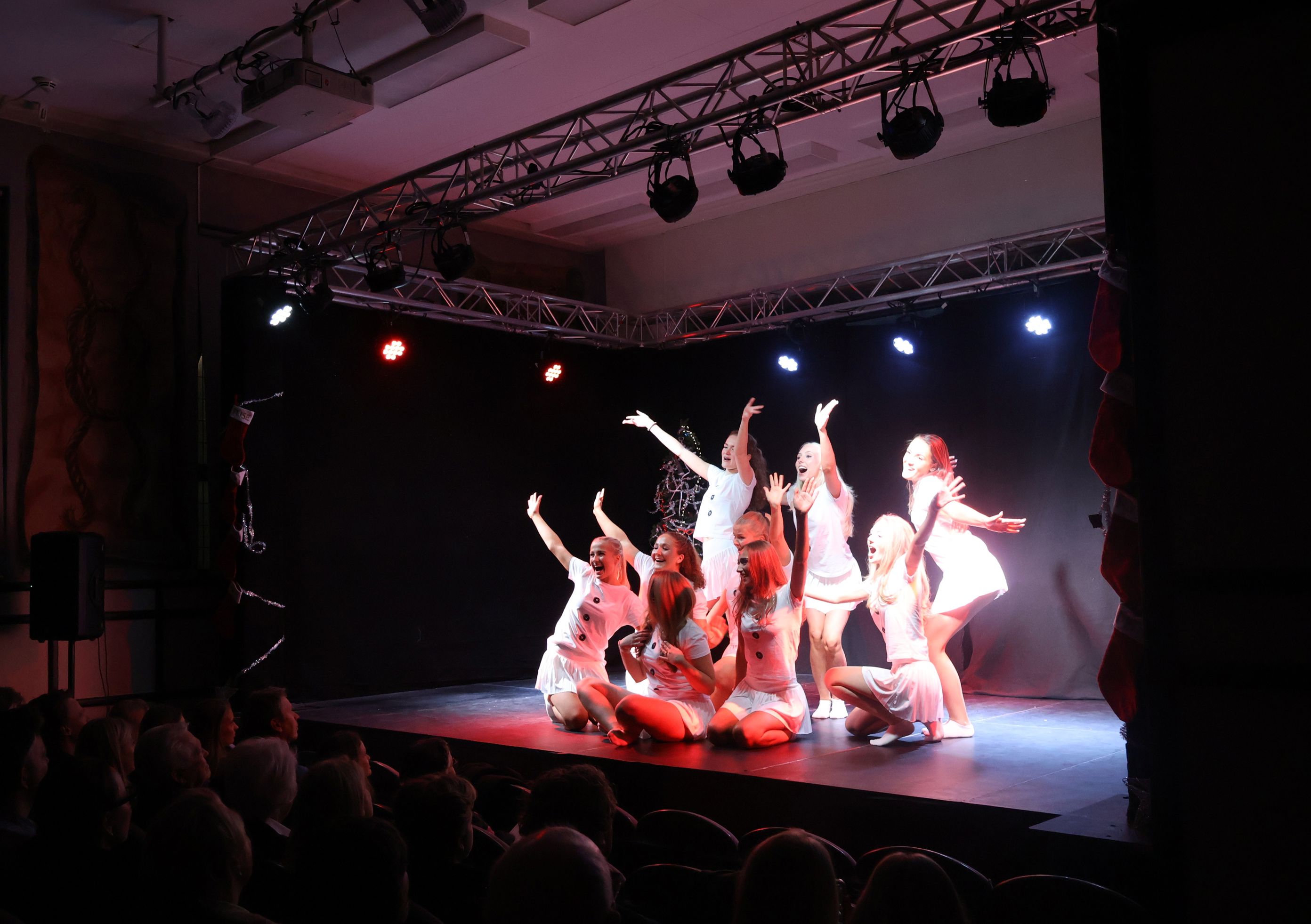 en gruppe mennesker som danser på en scene