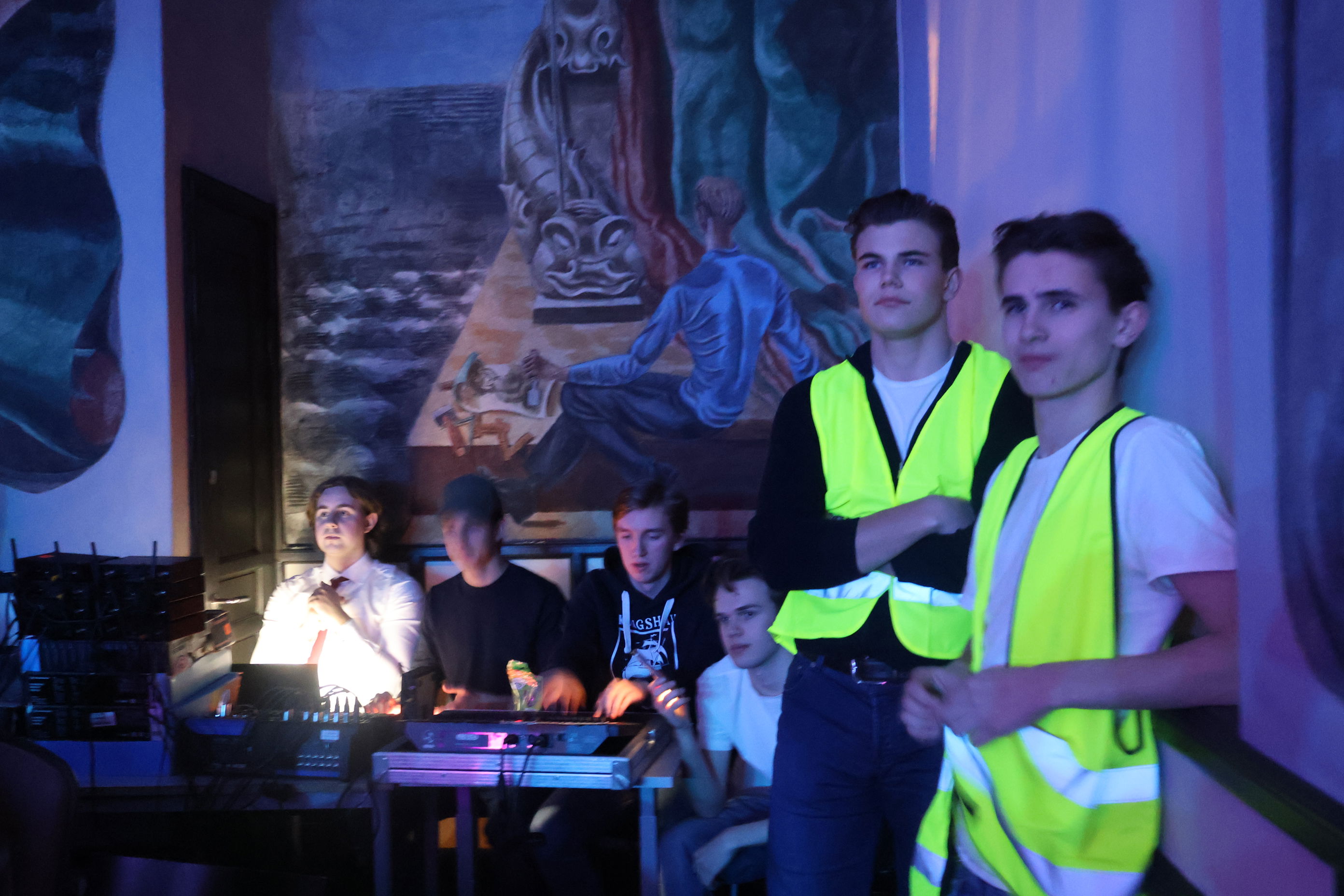 en gruppe mennesker i et rom