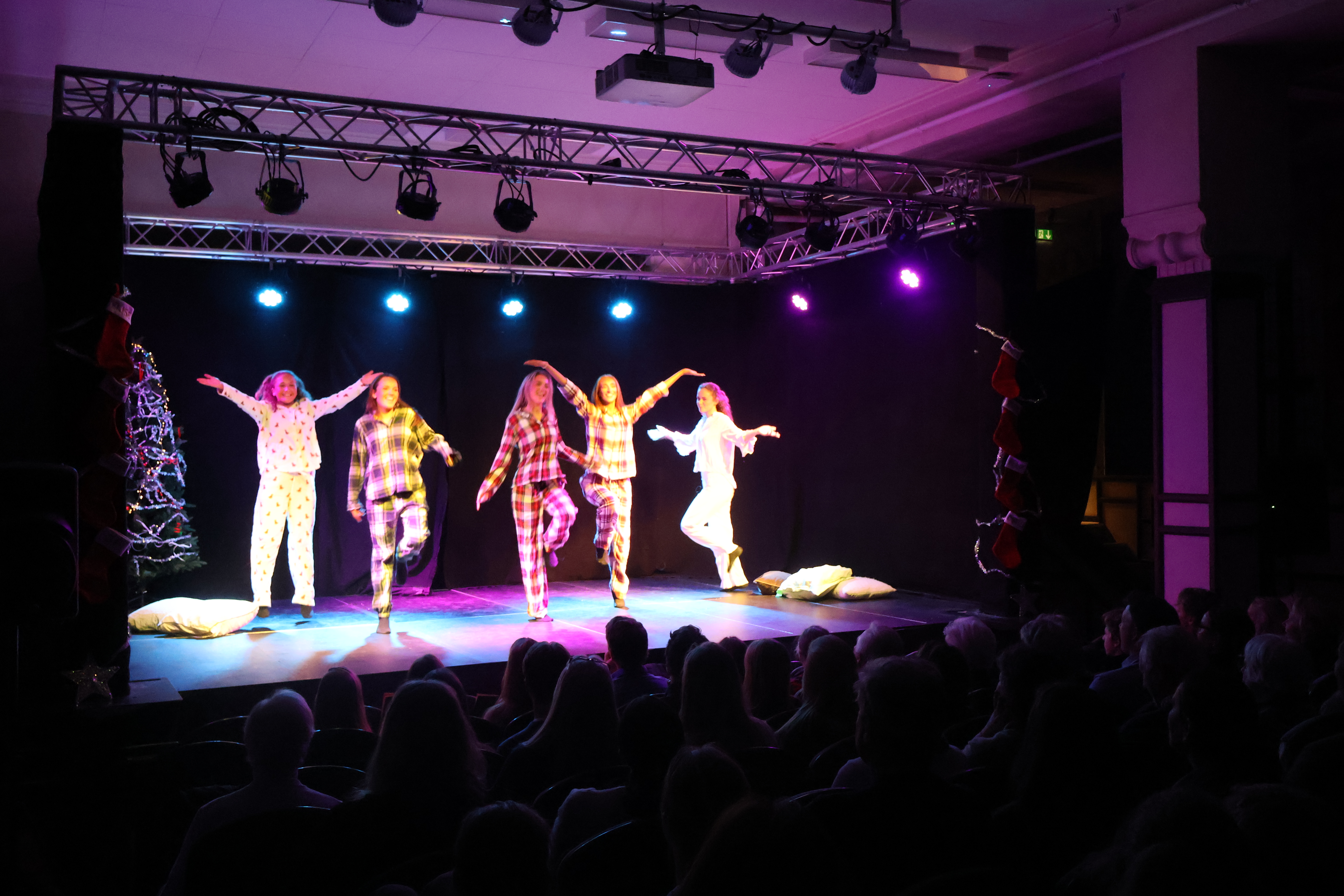 en gruppe mennesker på en scene