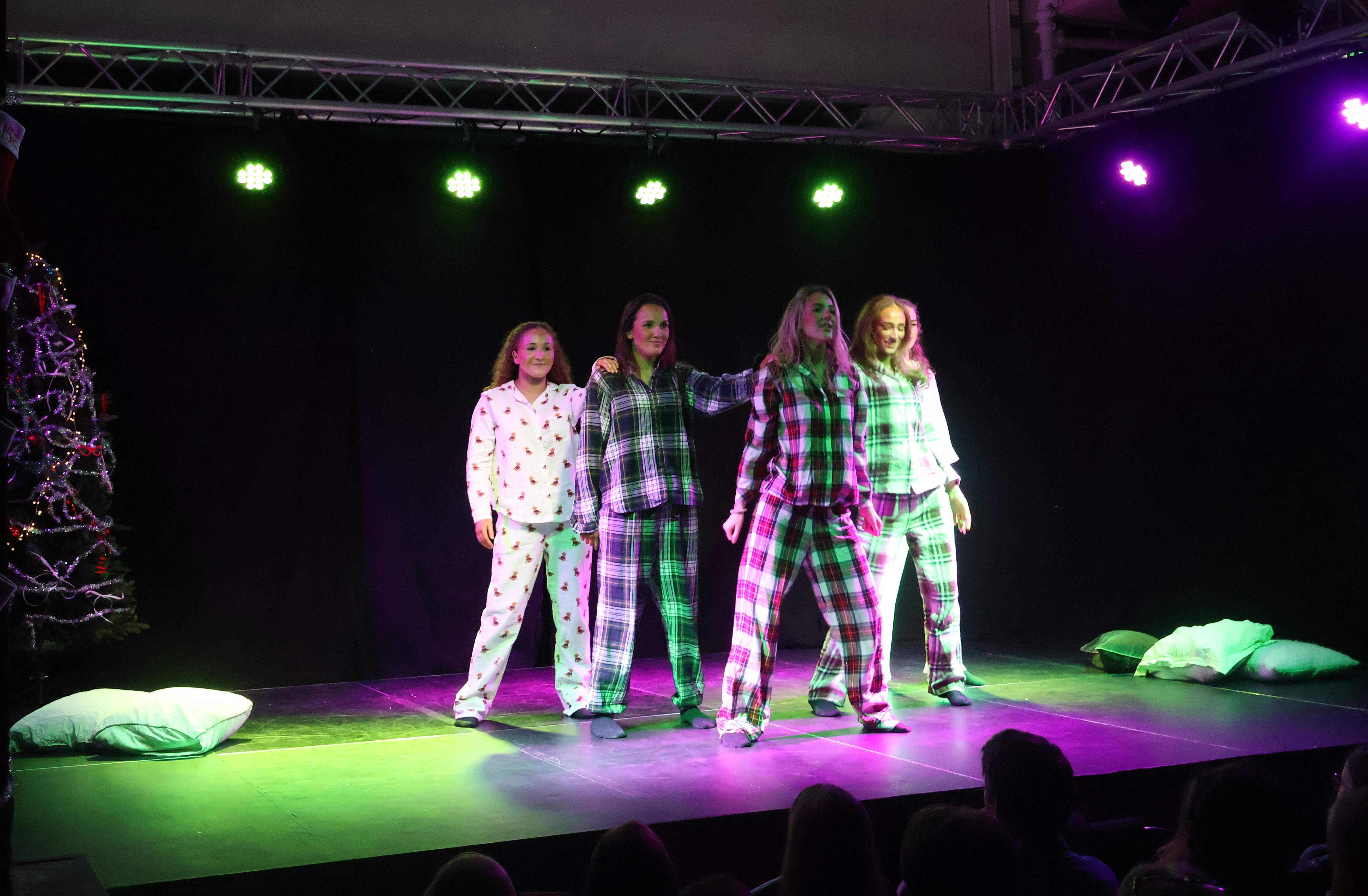 en gruppe mennesker på en scene