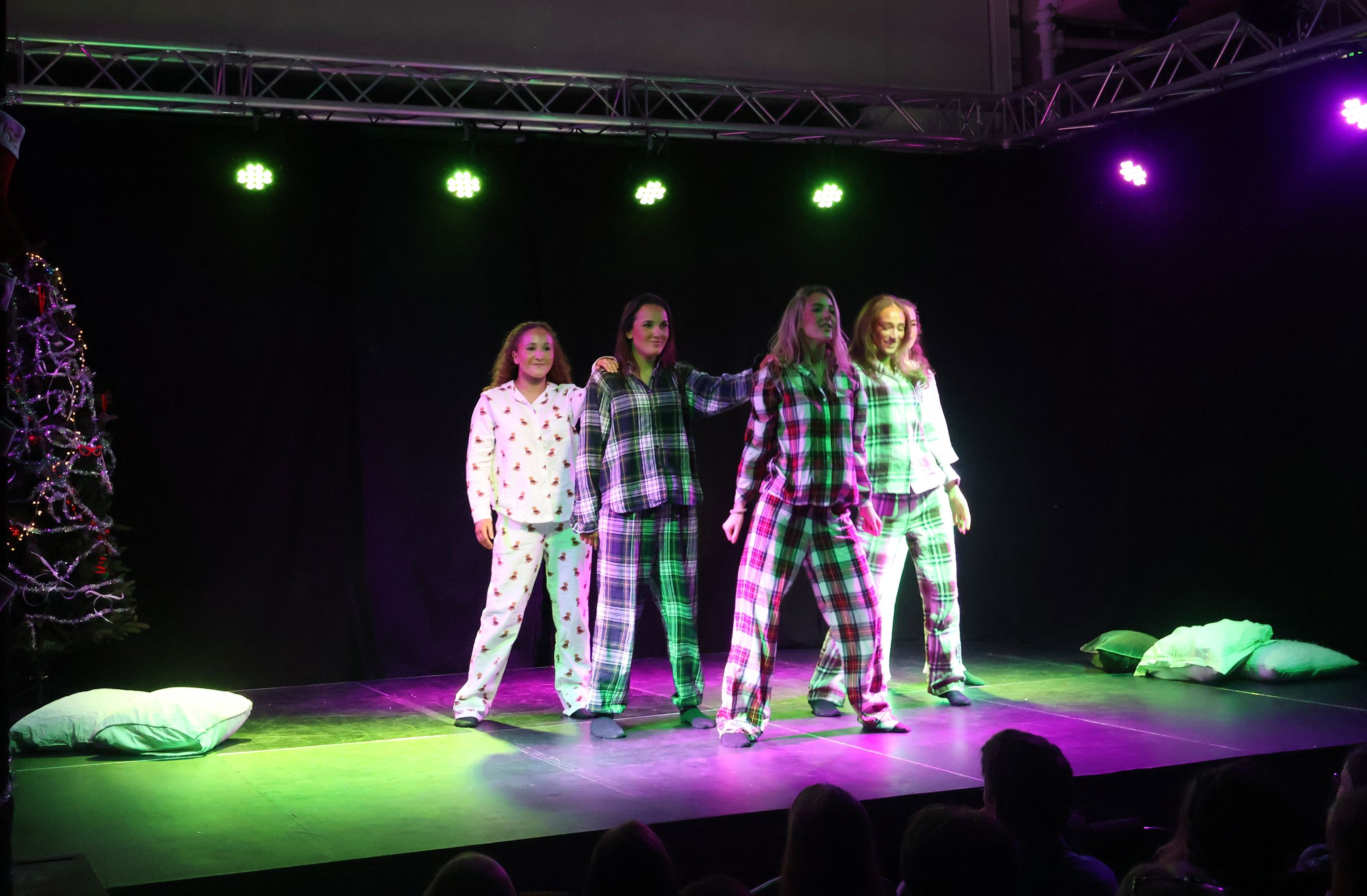 en gruppe mennesker på en scene