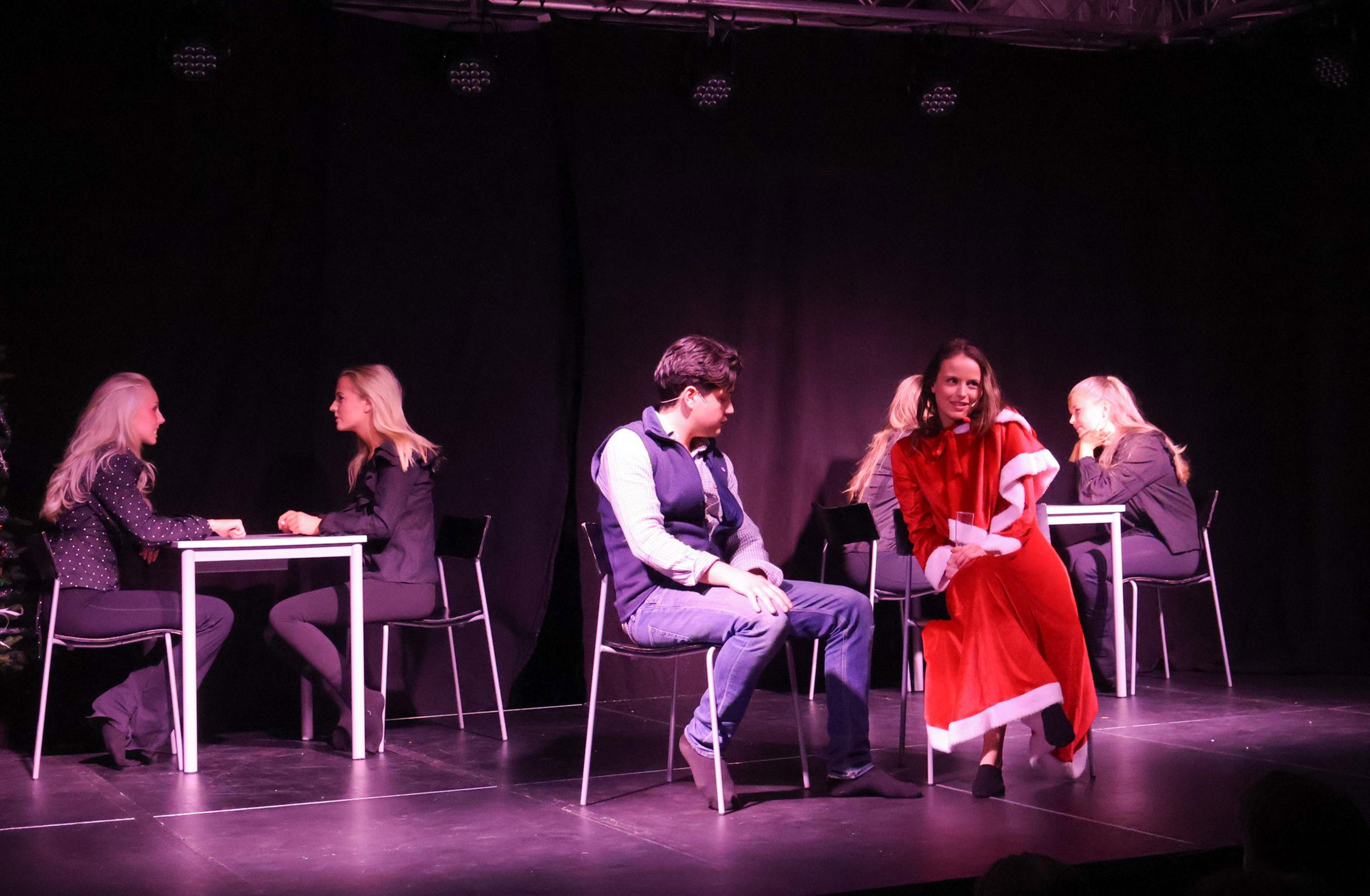 en gruppe mennesker som sitter på stoler