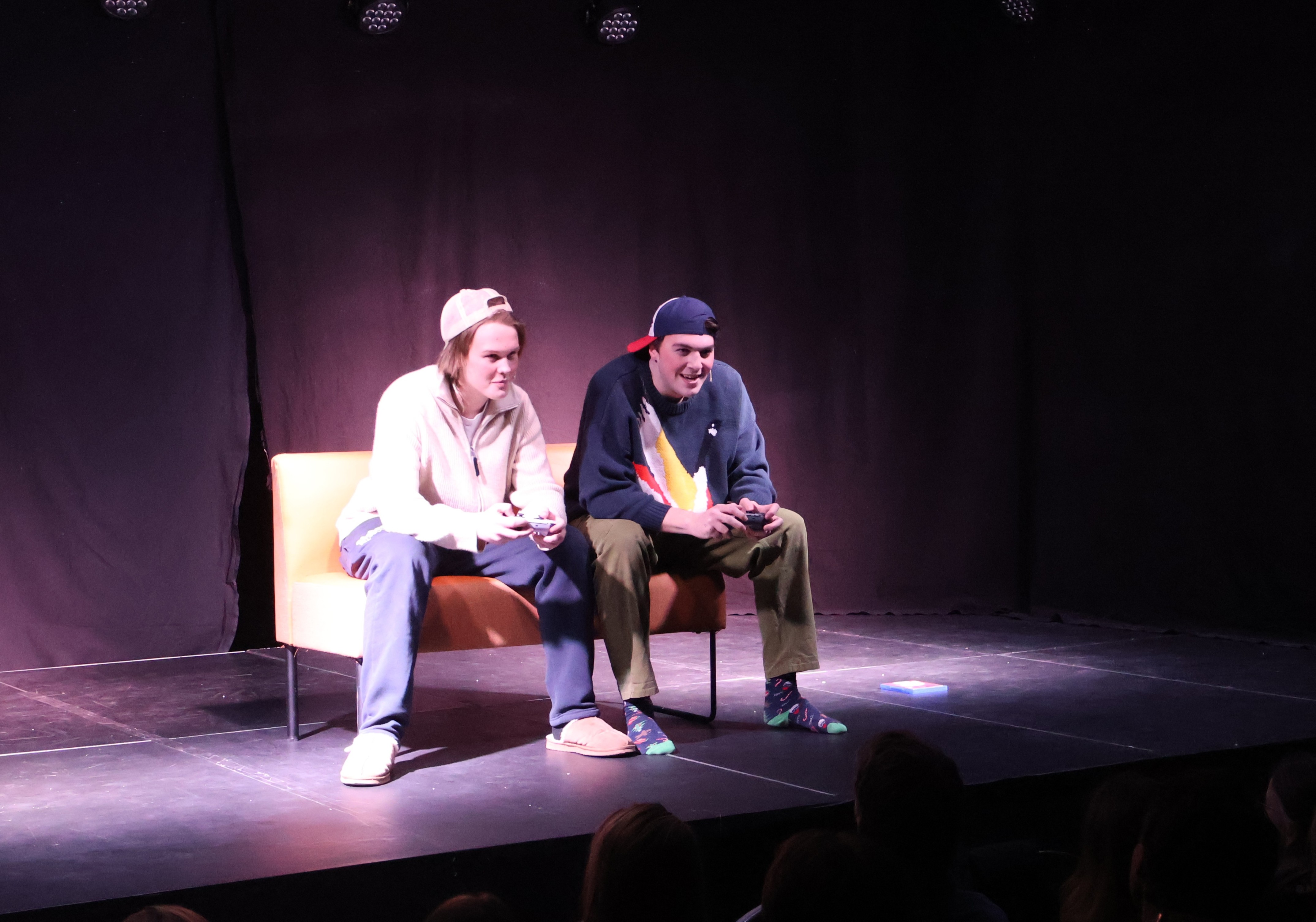 en person og en person som sitter på en scene