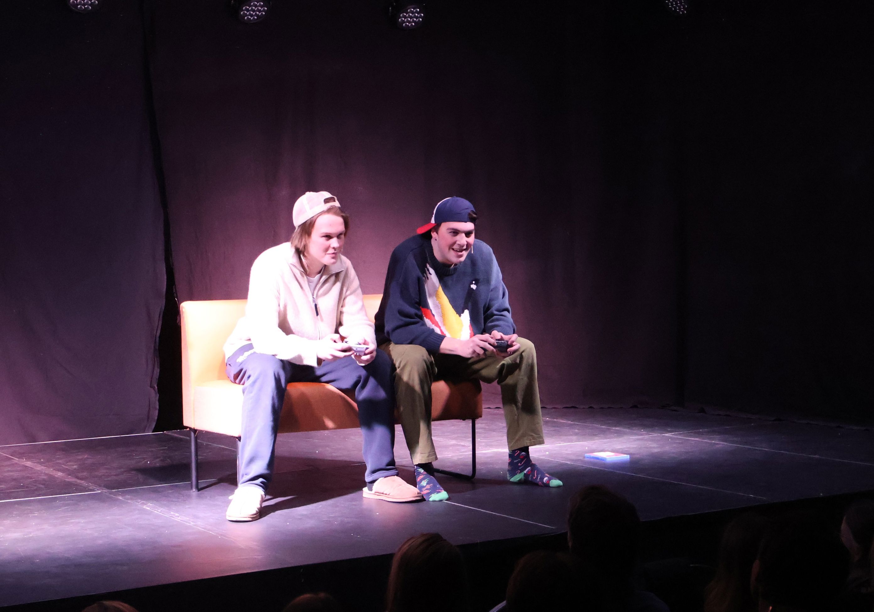 en person og en person som sitter på en scene