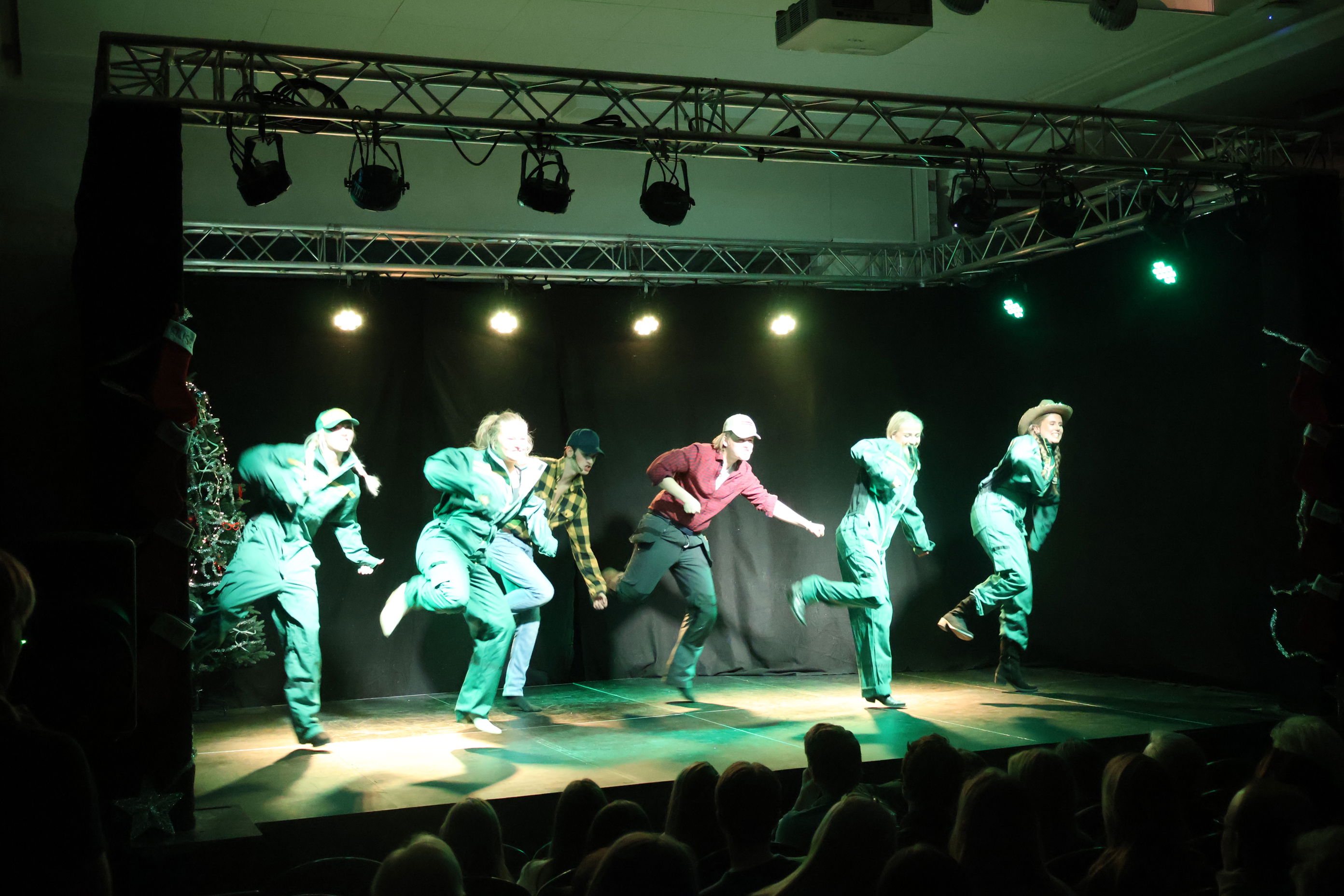 en gruppe mennesker på en scene