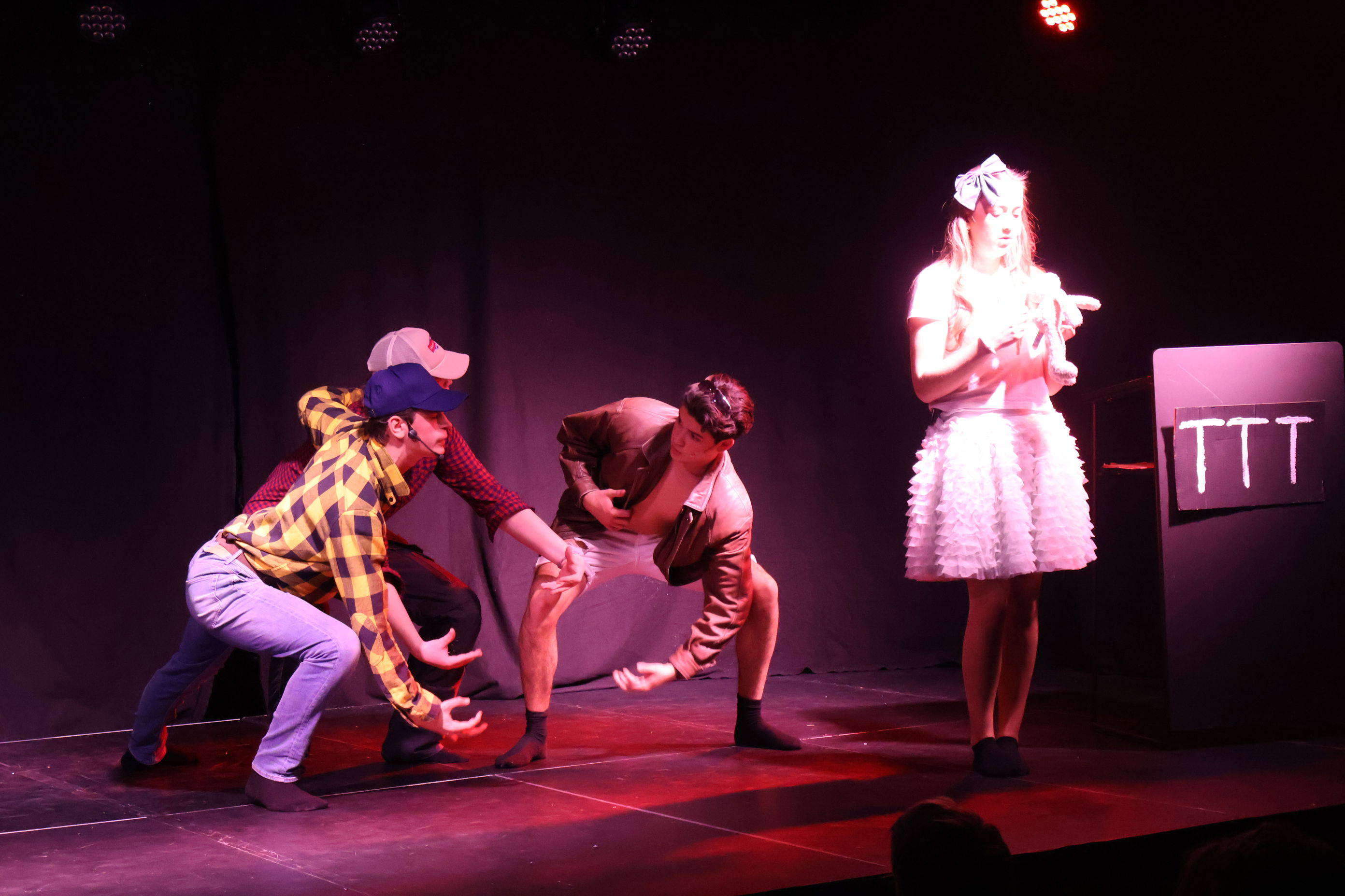 en gruppe mennesker som danser på en scene