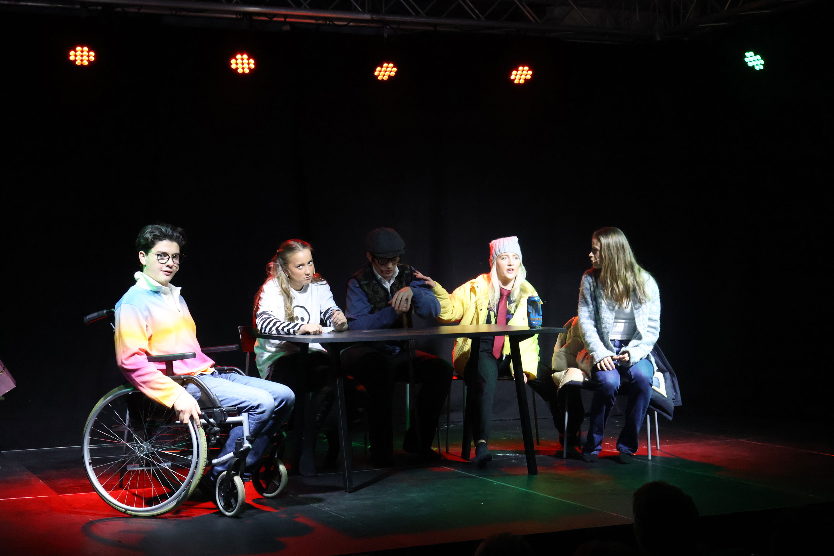 en gruppe mennesker som sitter på stoler