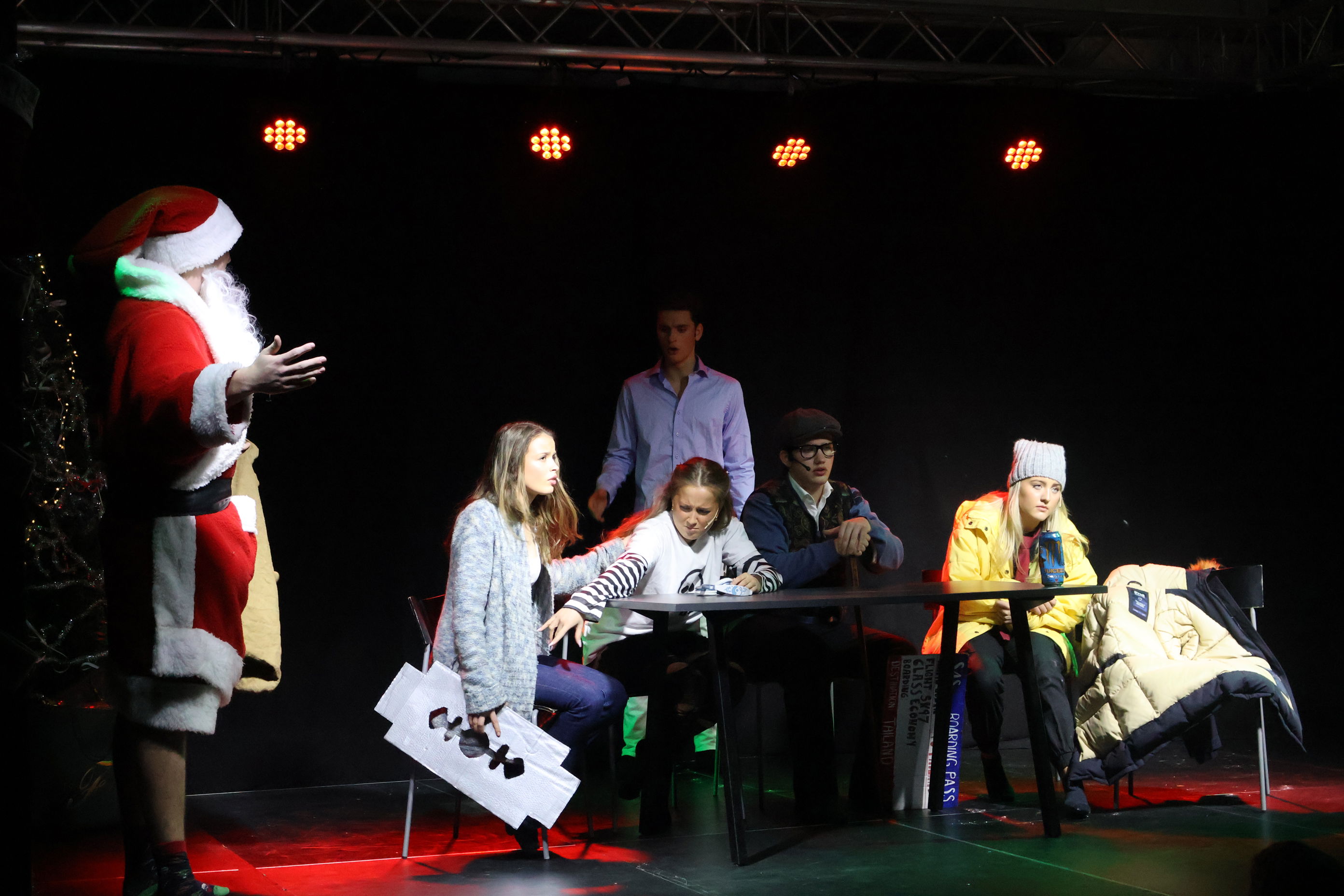 en gruppe mennesker på en scene