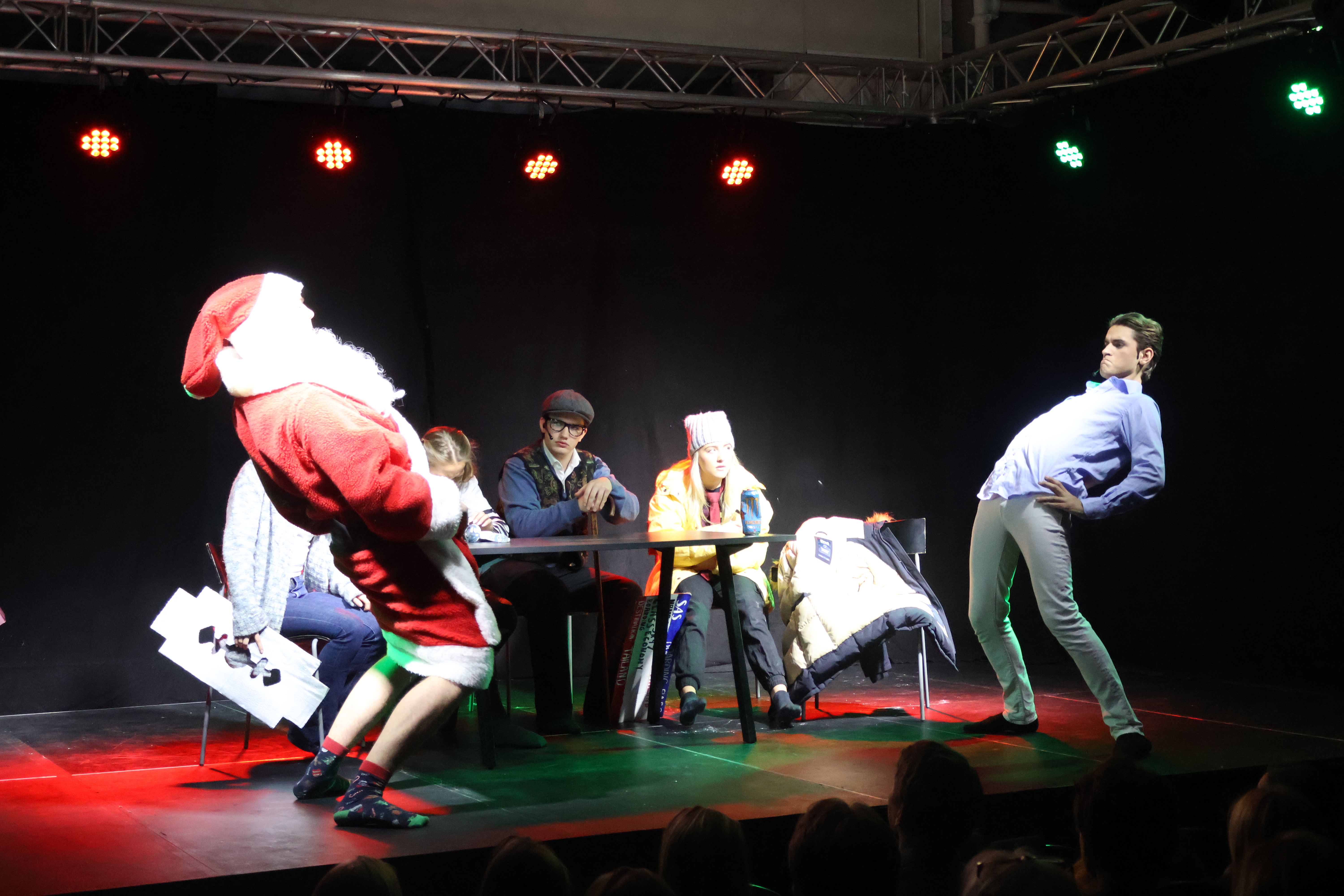 en gruppe mennesker på en scene