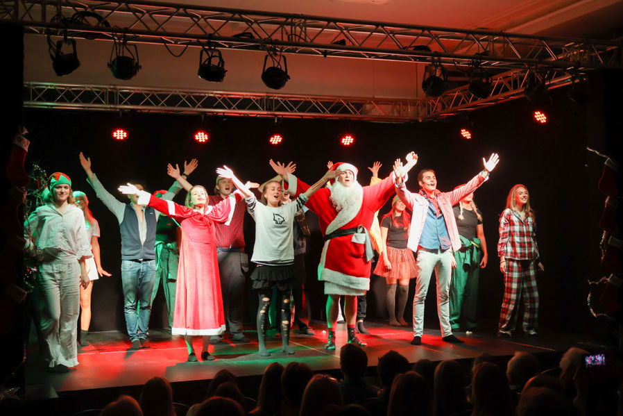 en gruppe mennesker på en scene