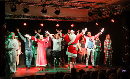 en gruppe mennesker på en scene en gruppe mennesker på en scene