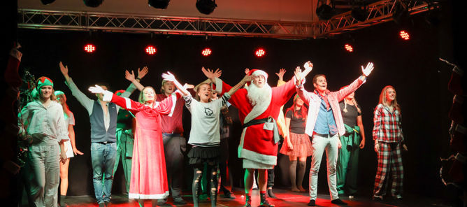 en gruppe mennesker på en scene en gruppe mennesker på en scene