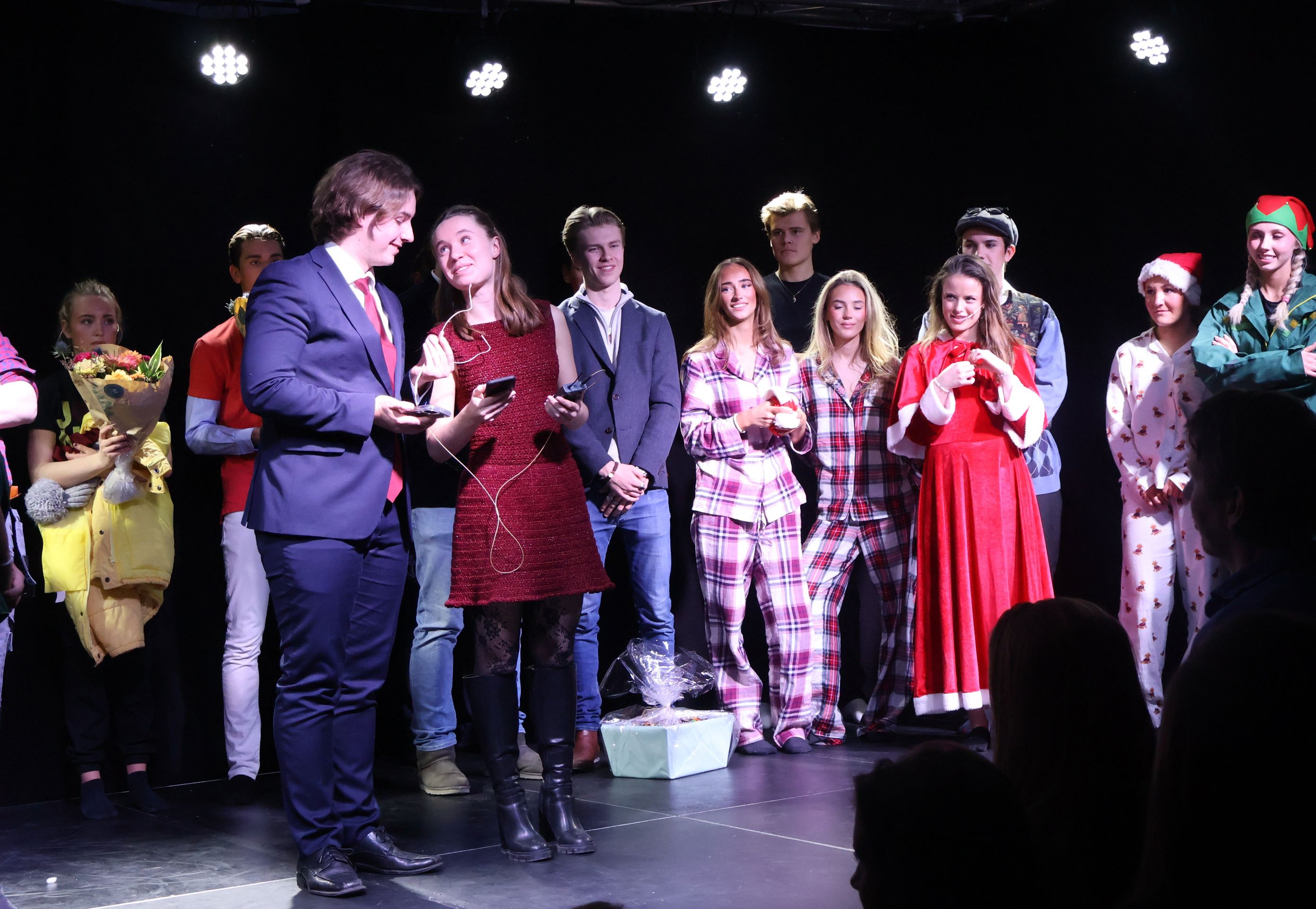 en gruppe mennesker på en scene