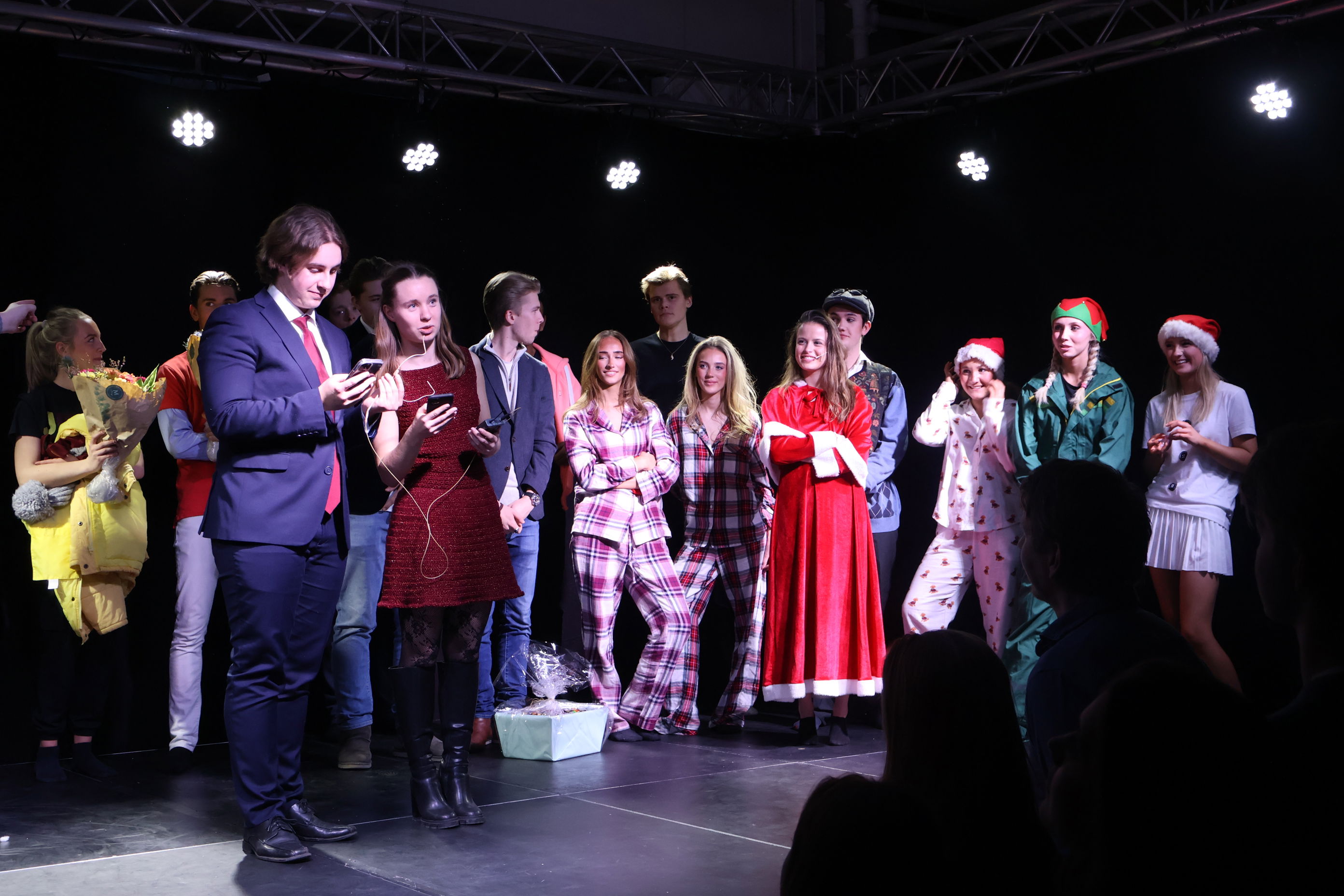 en gruppe mennesker på en scene