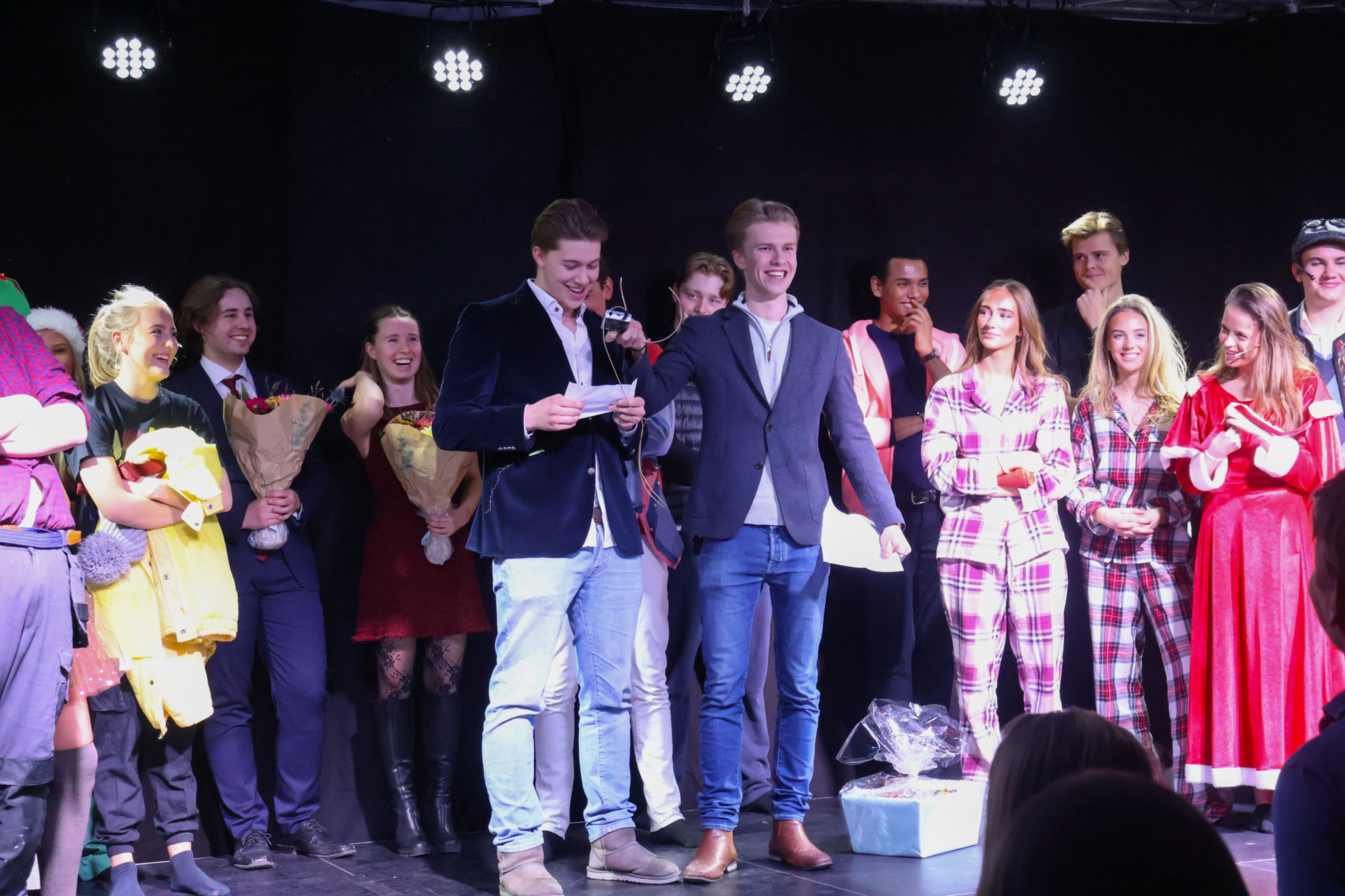 en gruppe mennesker på en scene