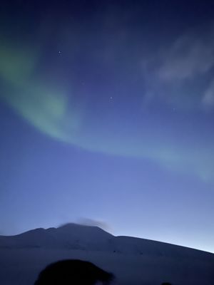 En blå himmel med skyer