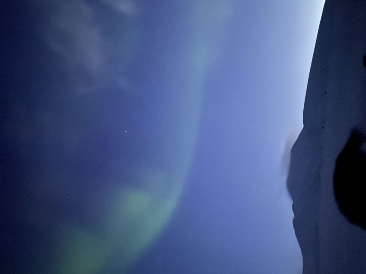 En blå himmel med skyer En blå himmel med skyer