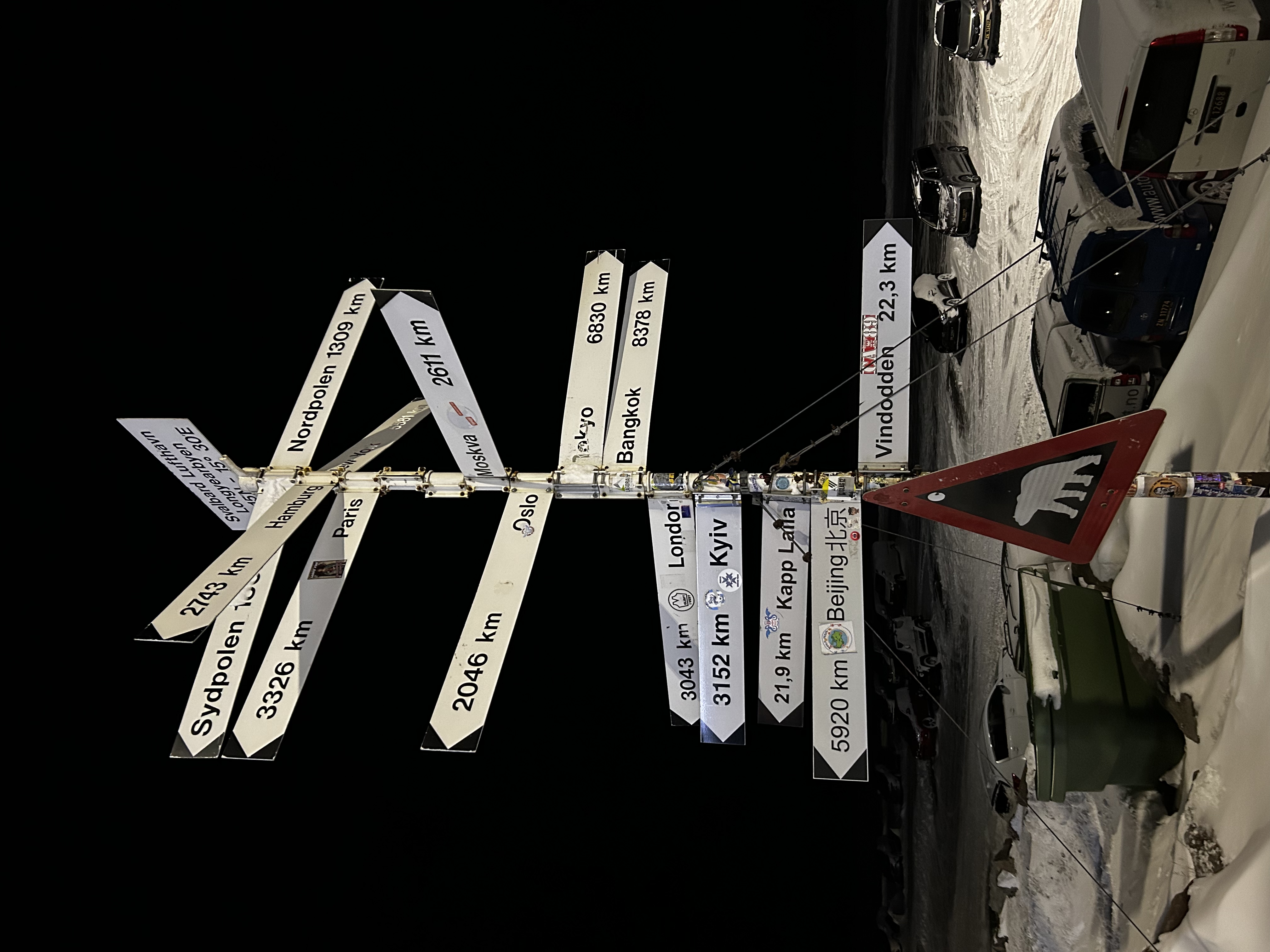 et skilt med mange gateskilt