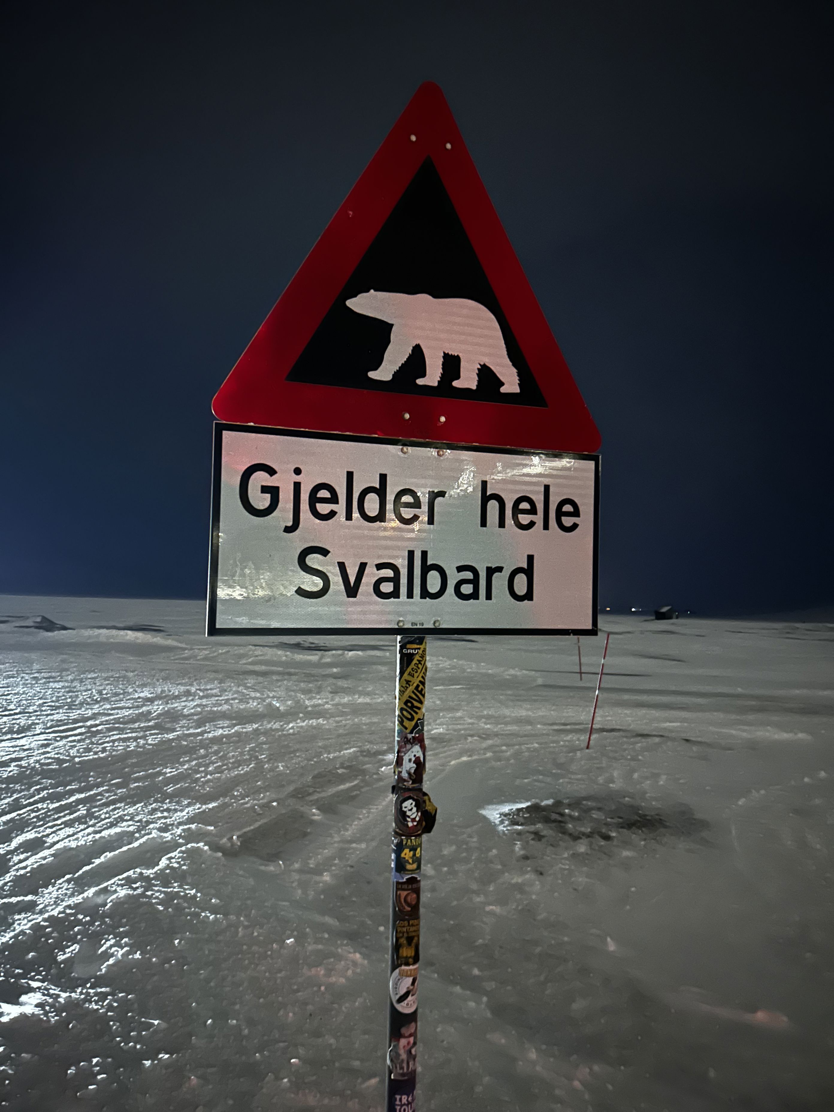 et skilt på en stolpe