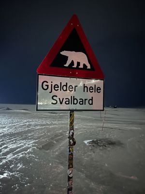 et skilt på en stolpe