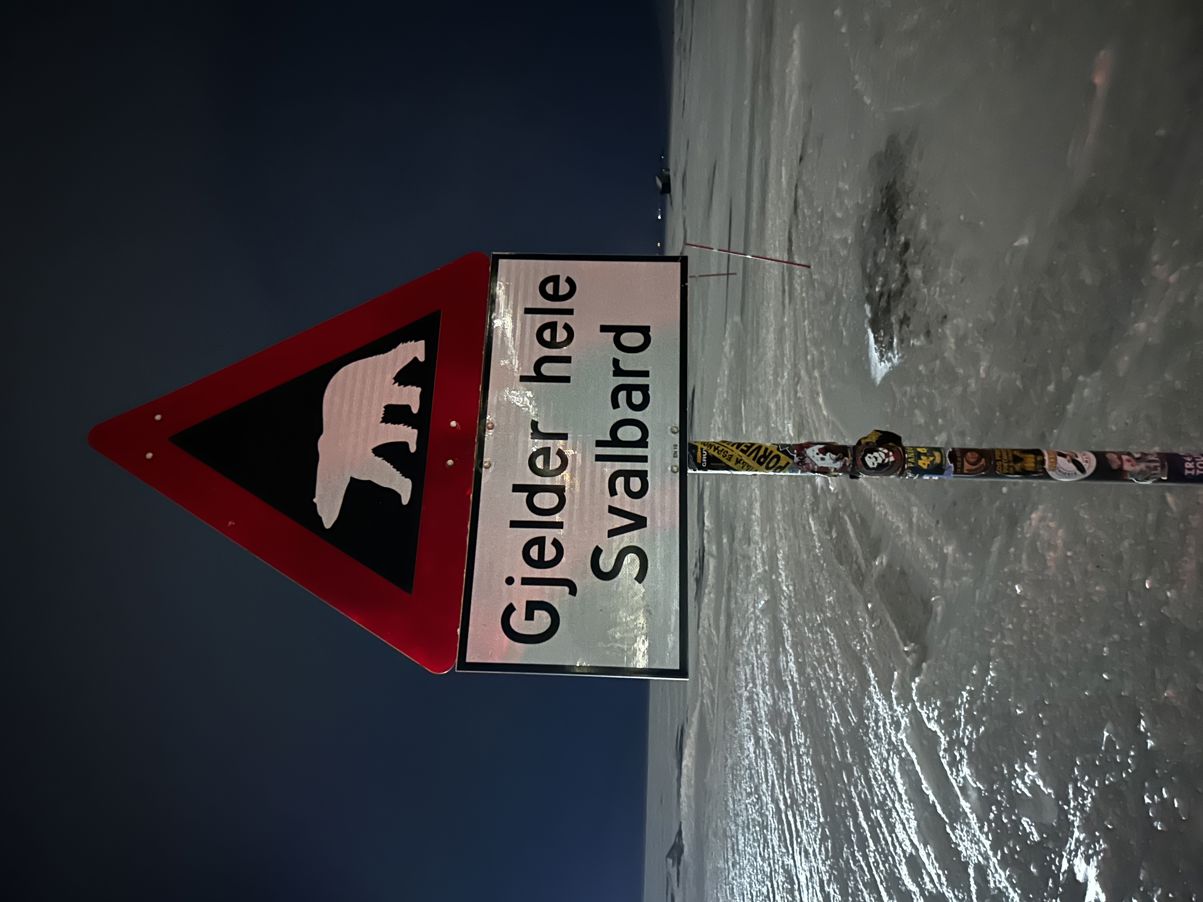 et skilt på en stolpe et skilt på en stolpe