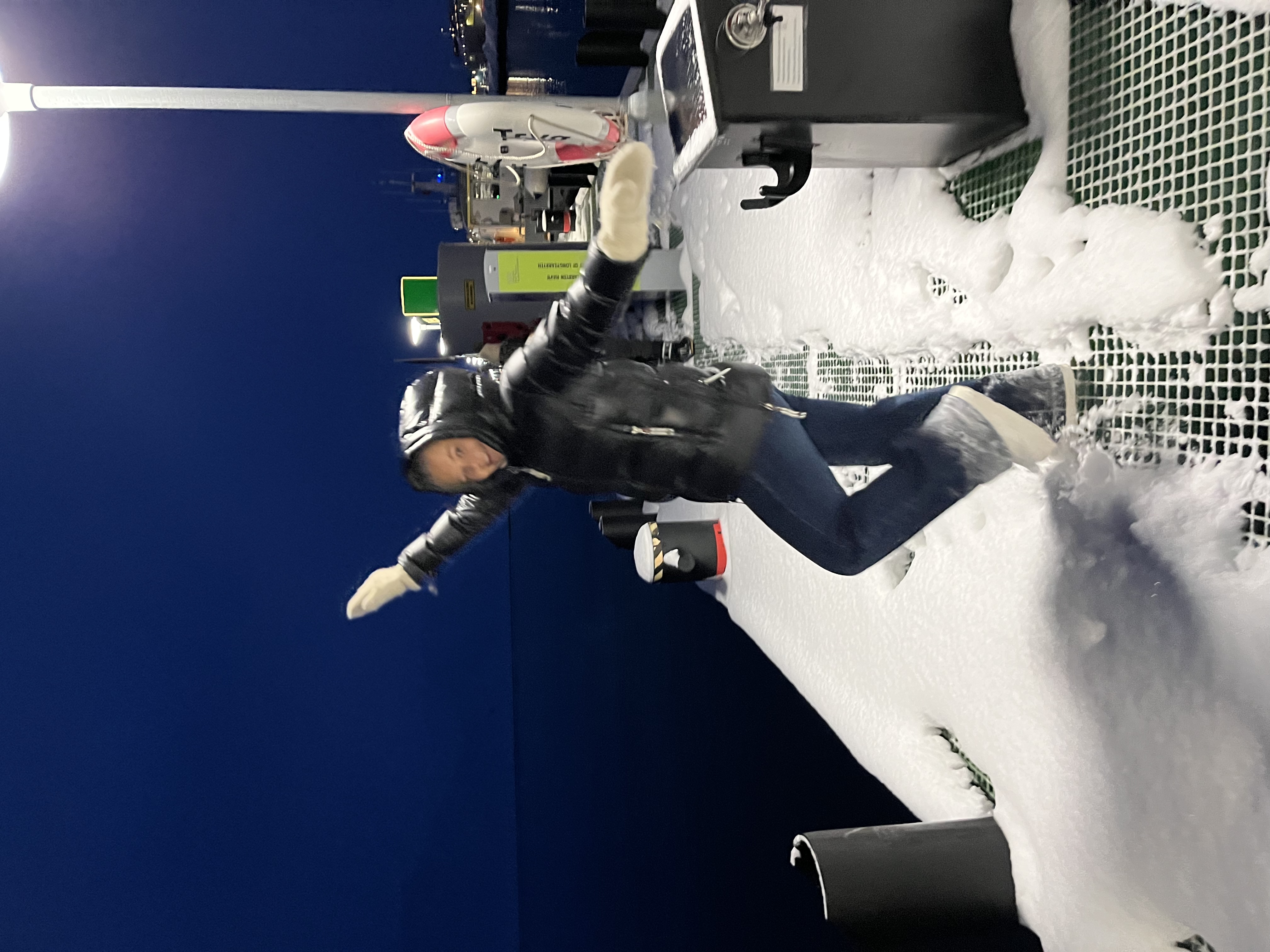 en person i en romdrakt som svever i verdensrommet