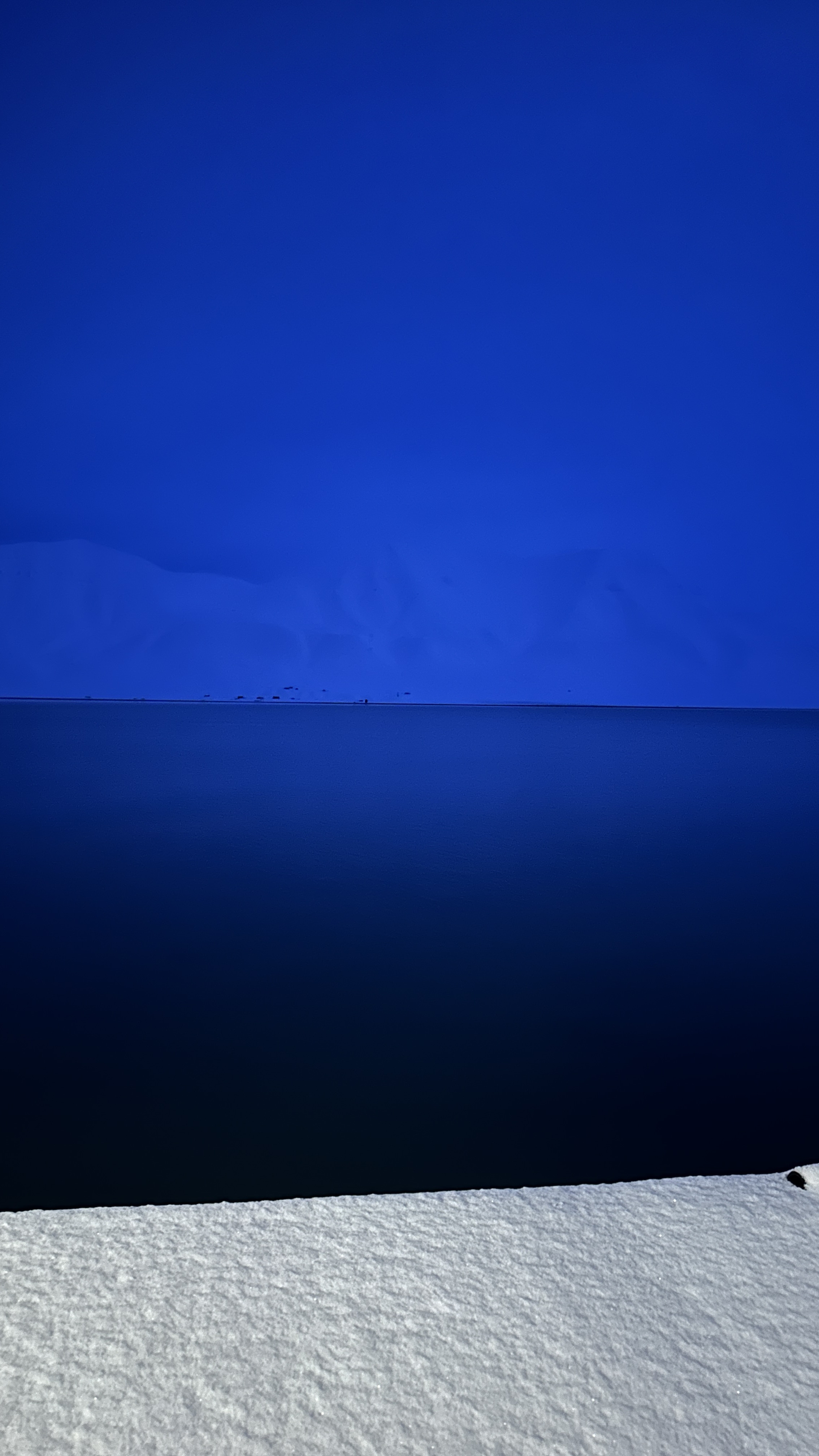 et vann med et fjell i det fjerne