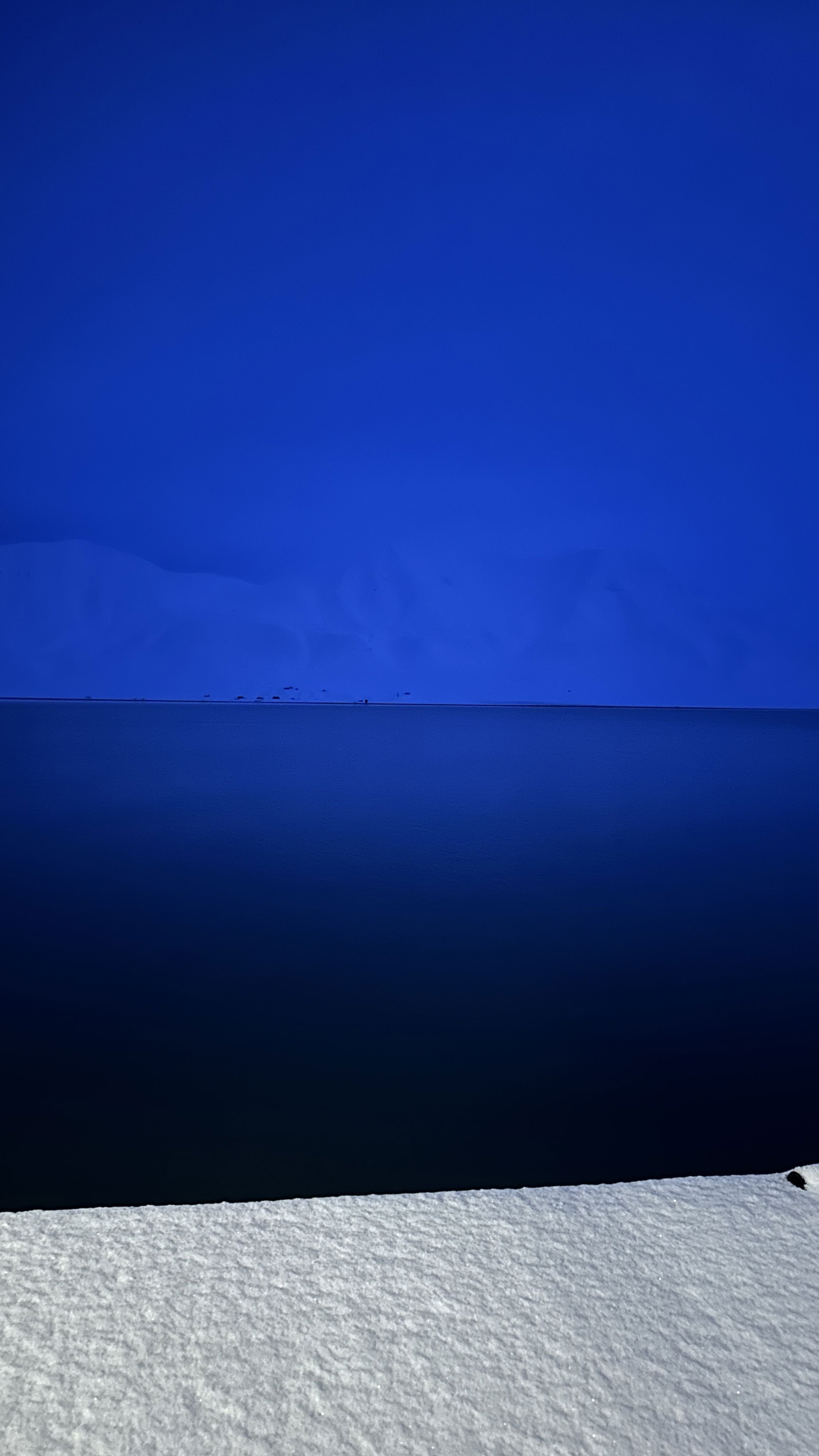 et vann med et fjell i det fjerne