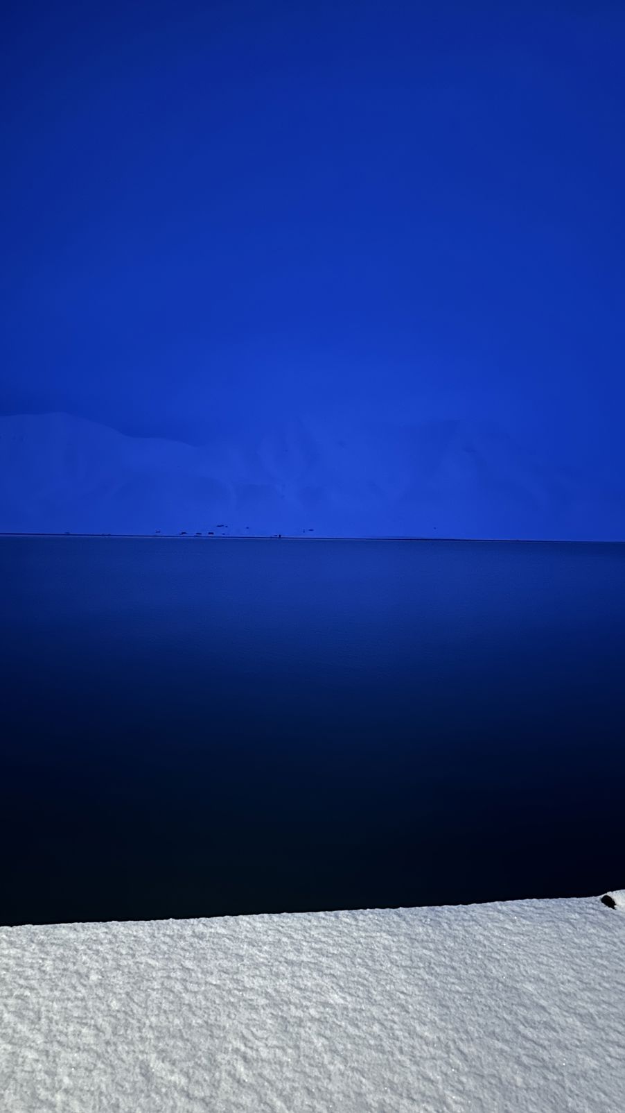 et vann med et fjell i det fjerne et vann med et fjell i det fjerne