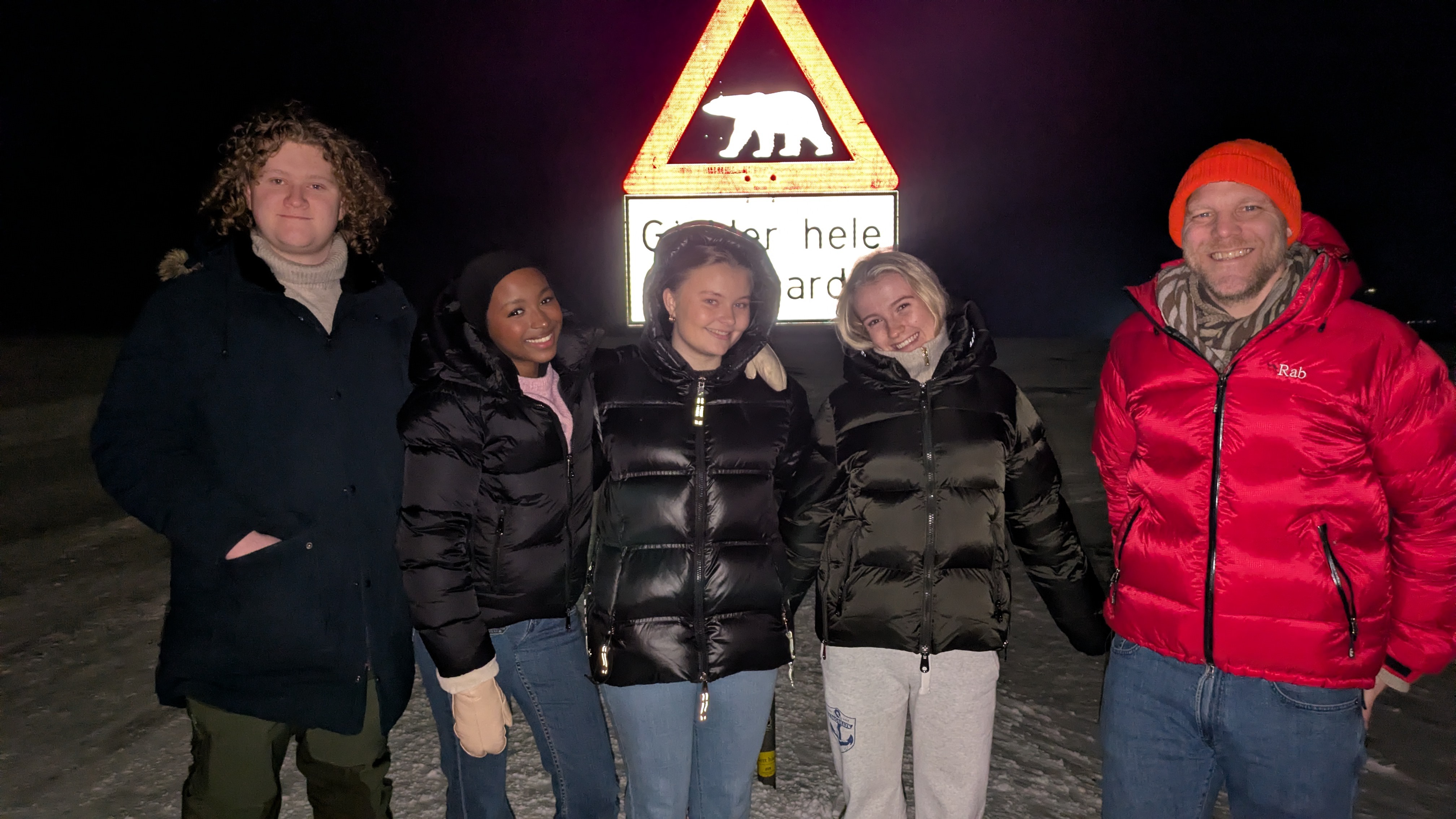 en gruppe mennesker som poserer for et bilde