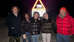 en gruppe mennesker som poserer for et bilde
