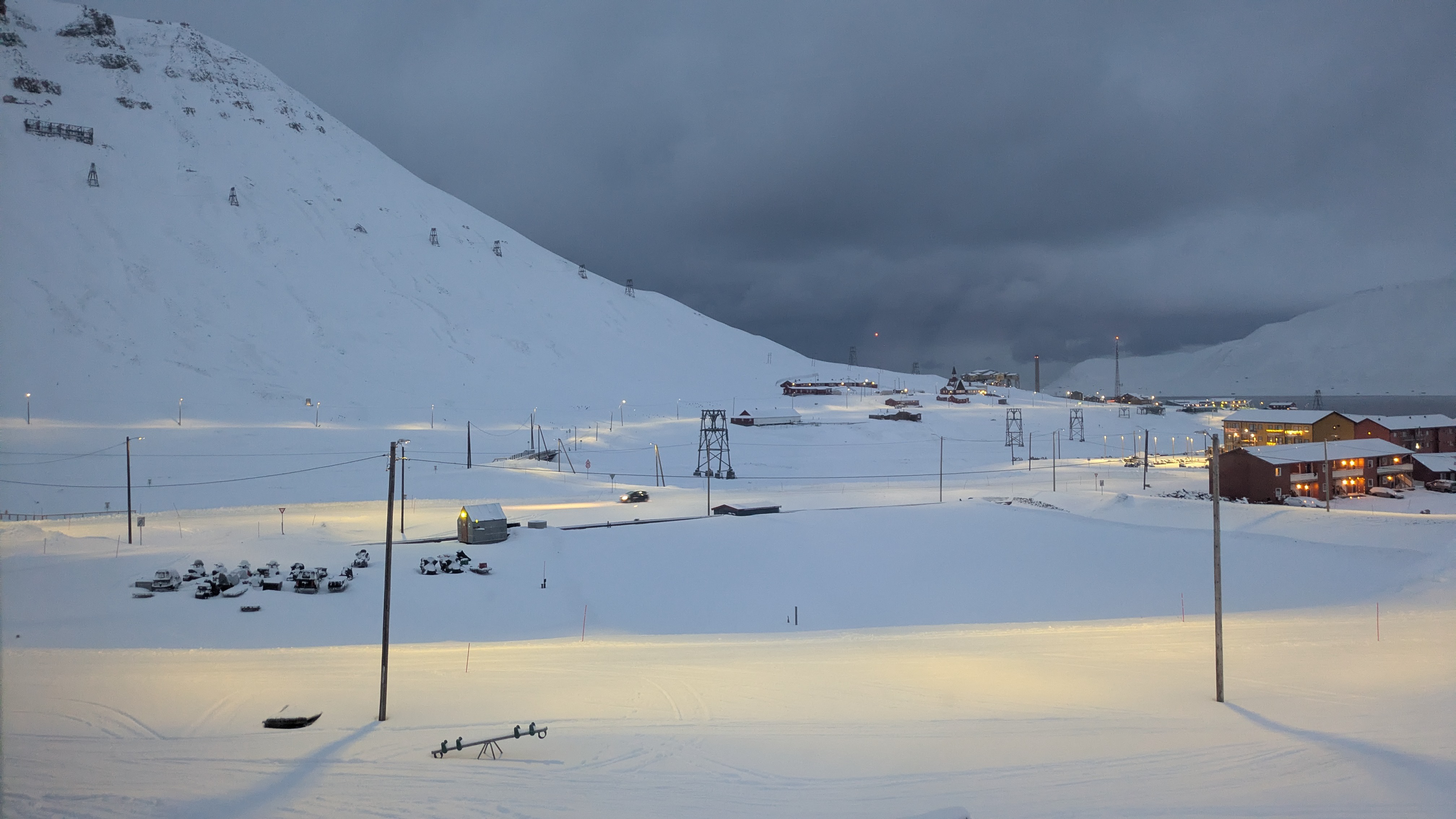 Et snødekt landskap med skiheis