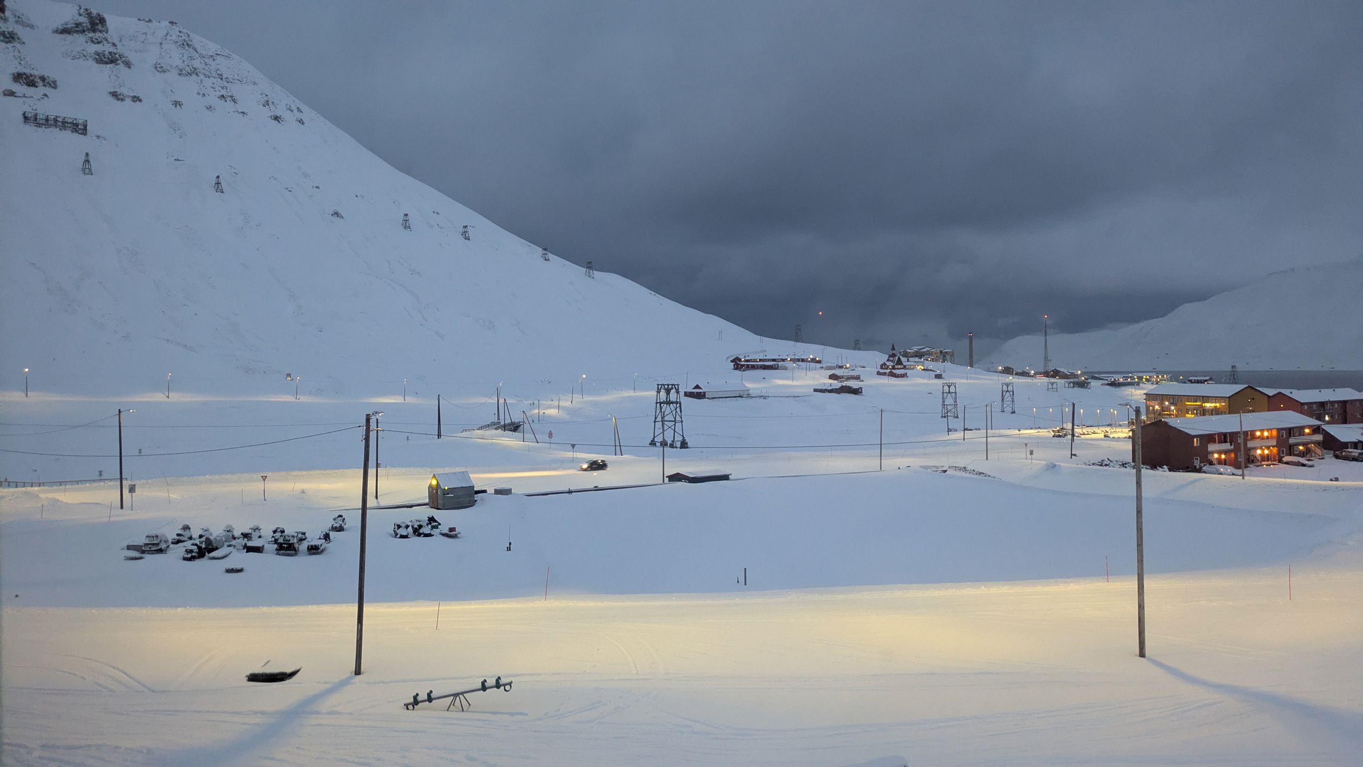 Et snødekt landskap med skiheis