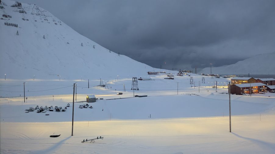 Et snødekt landskap med skiheis Et snødekt landskap med skiheis
