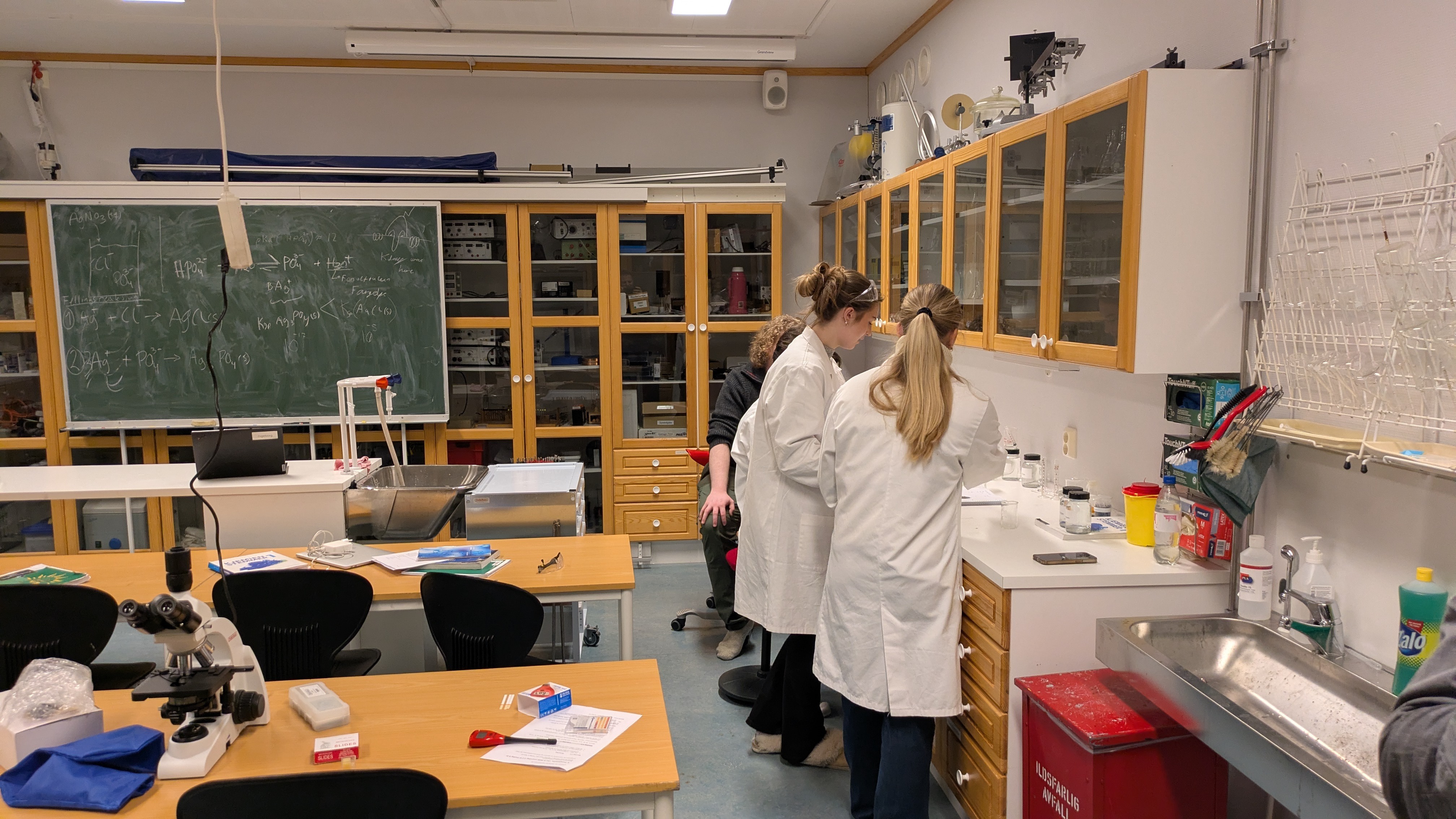 Noen få personer i et rom