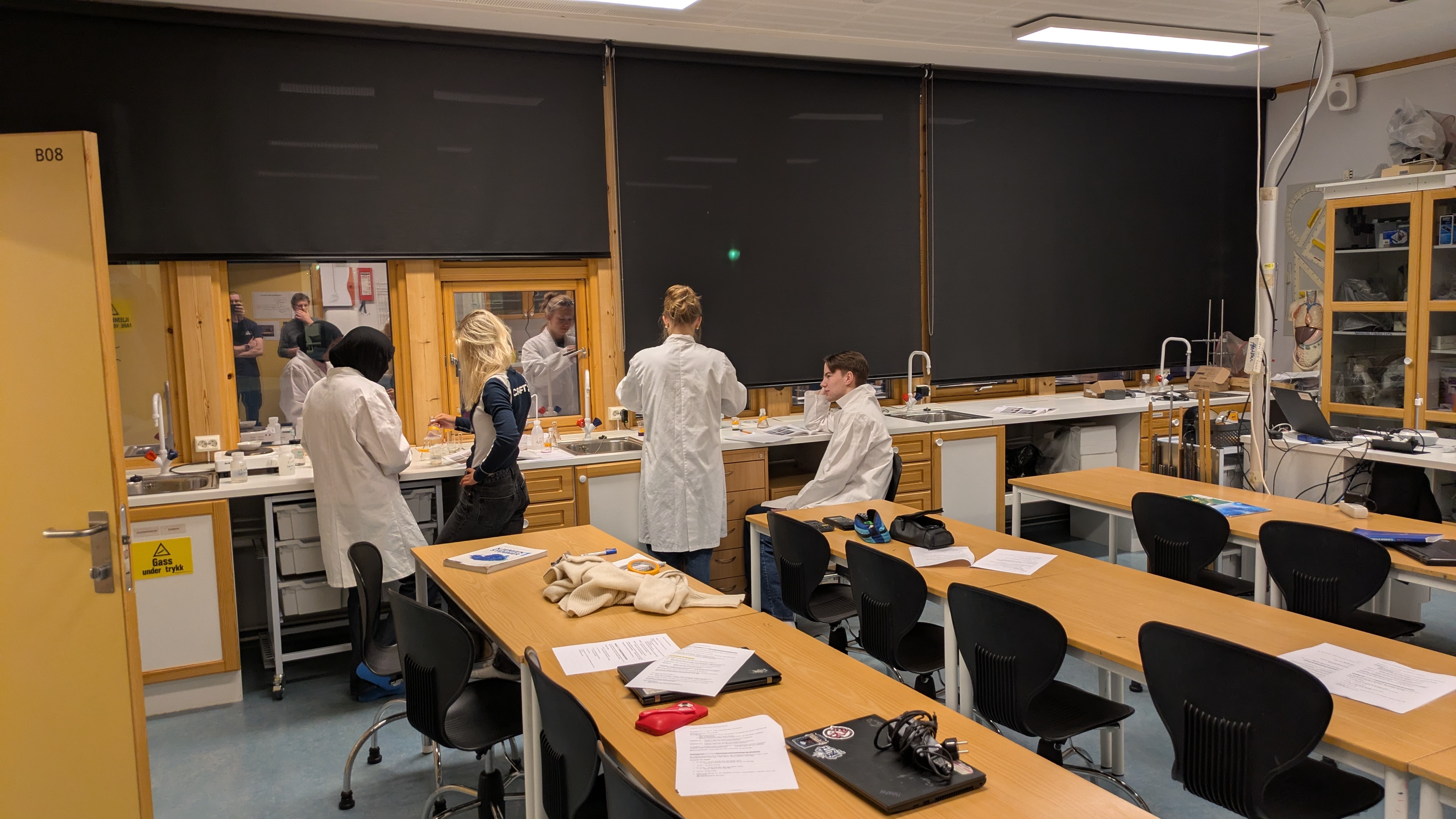 en gruppe mennesker i et rom