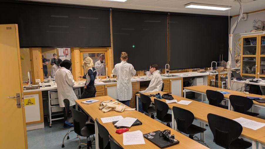 en gruppe mennesker i et rom en gruppe mennesker i et rom