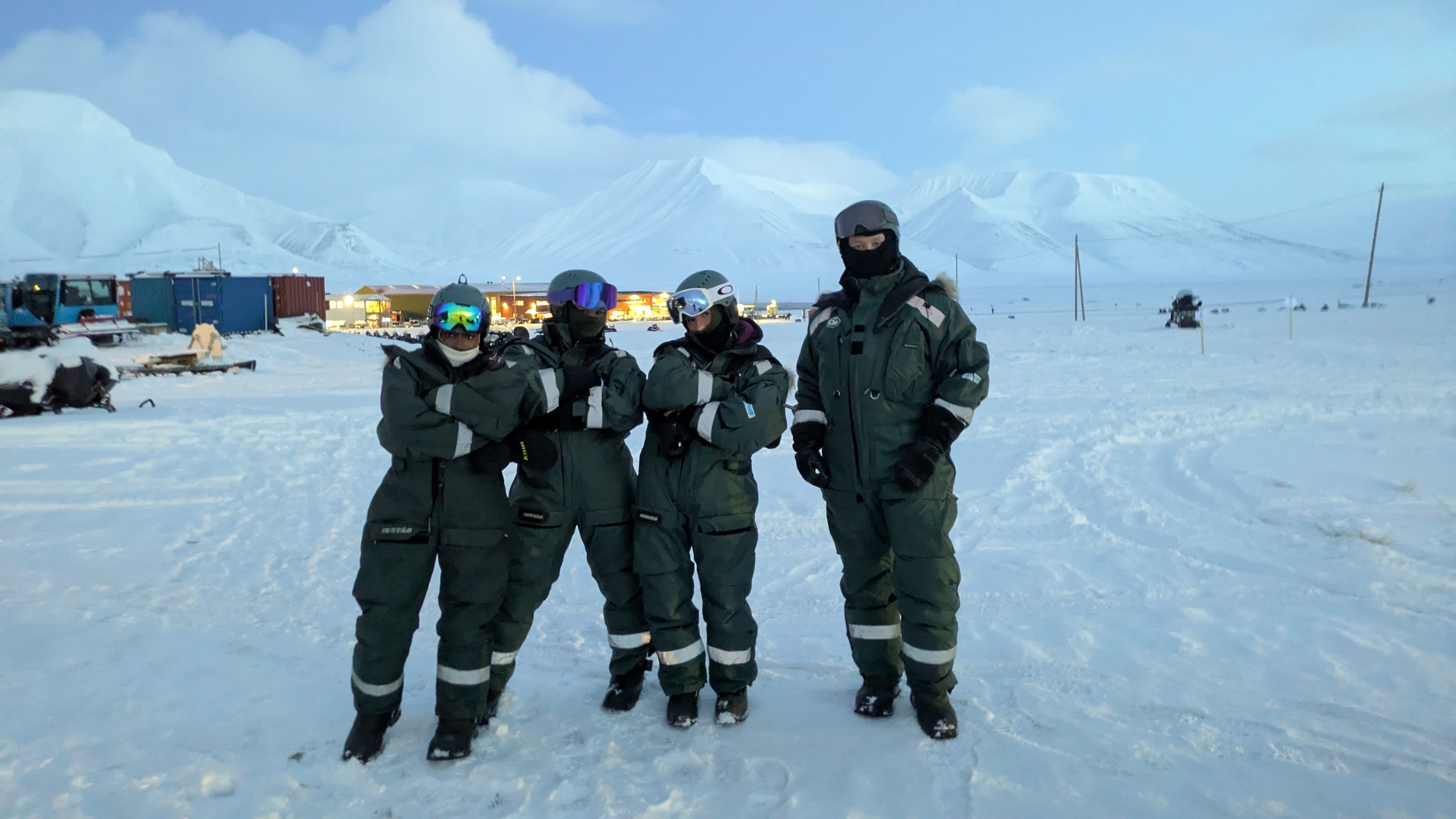 En gruppe mennesker i militæruniformer som står i snøen