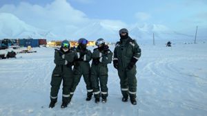 En gruppe mennesker i militæruniformer som står i snøen