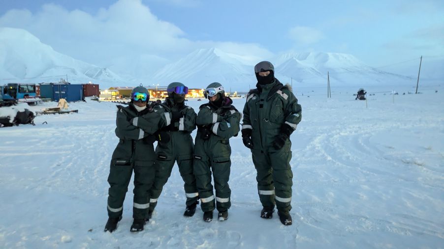En gruppe mennesker i militæruniformer som står i snøen En gruppe mennesker i militæruniformer som står i snøen