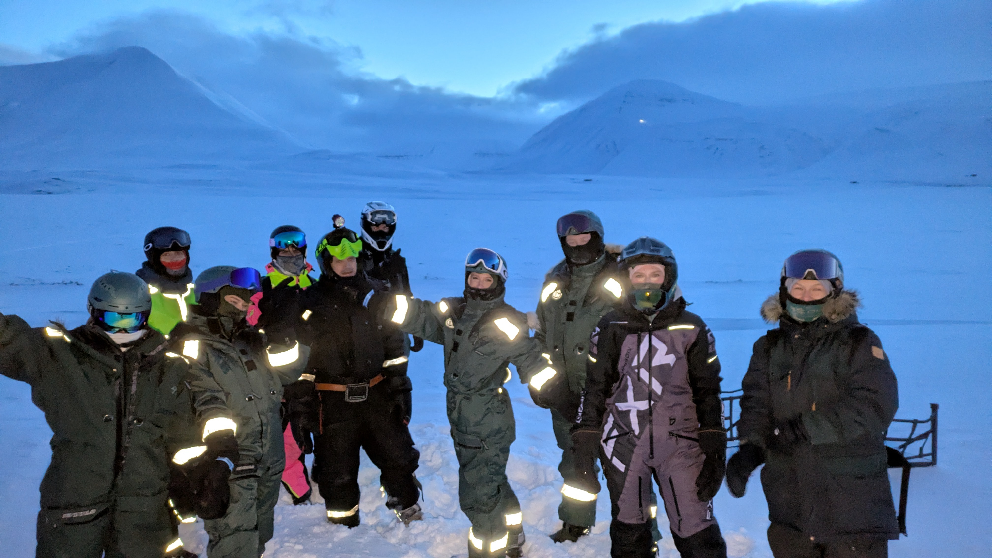 En gruppe mennesker i vintertøy