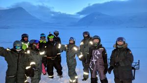 En gruppe mennesker i vintertøy