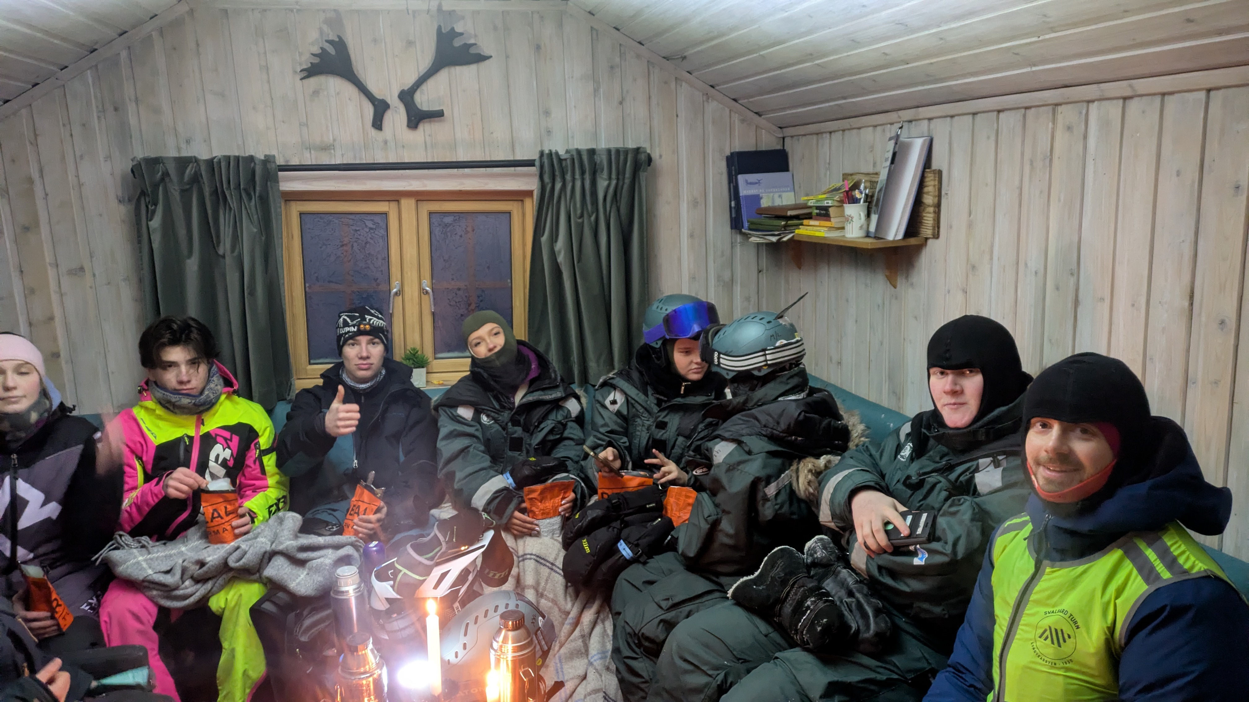 en gruppe mennesker som sitter rundt et bål